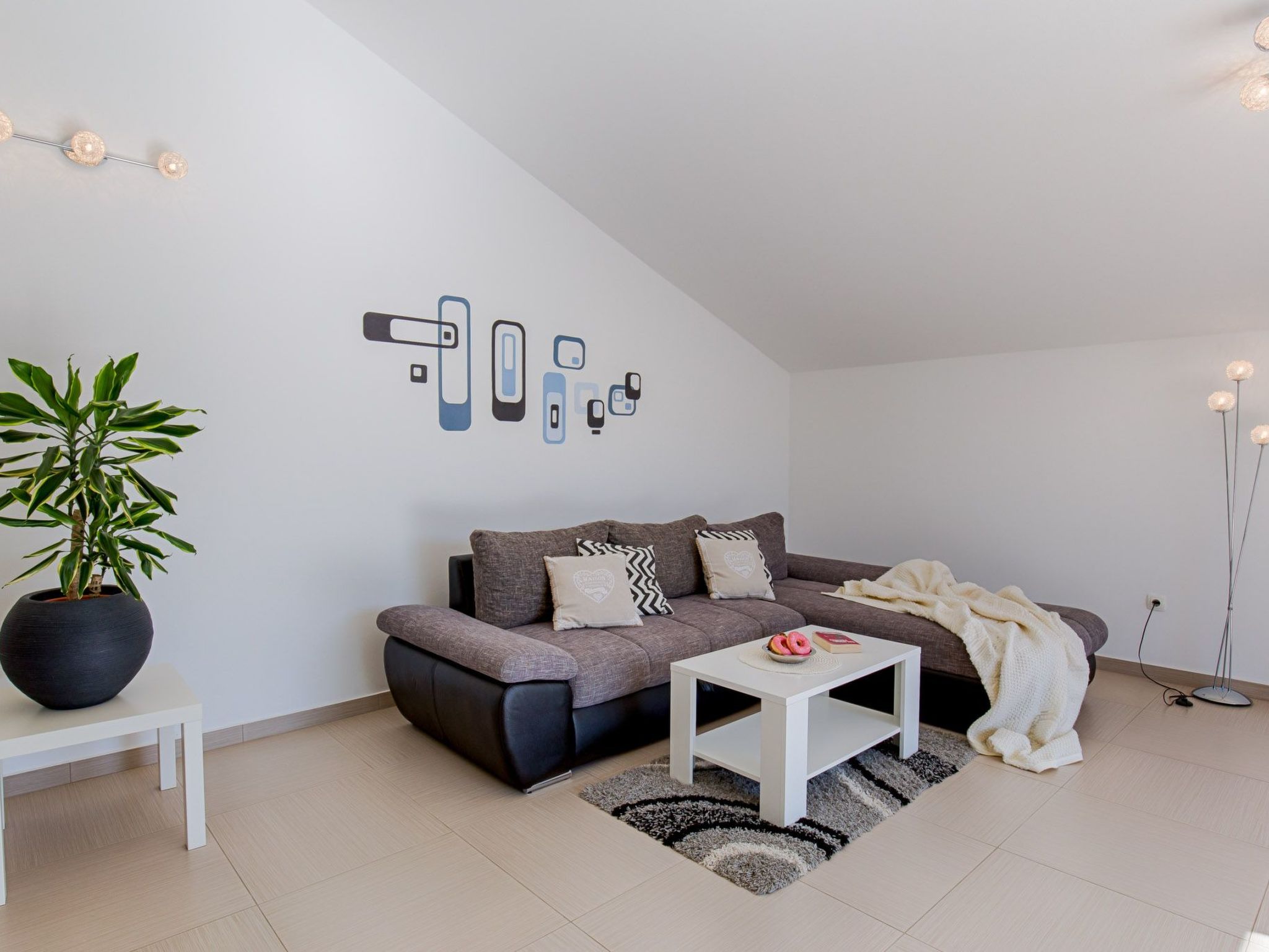 Luxuriöse Villa mit Pool, großem mediterranen Garten und Kinderspielplatz.-Image-tags.info