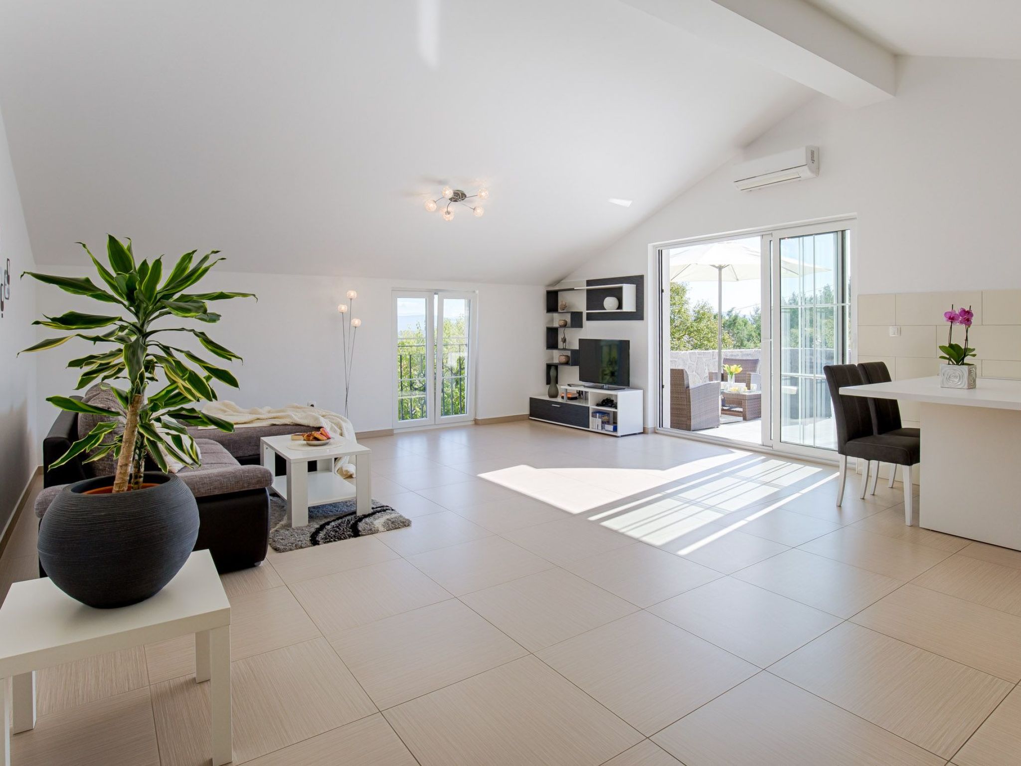 Luxuriöse Villa mit Pool, großem mediterranen Garten und Kinderspielplatz.-Image-tags.info