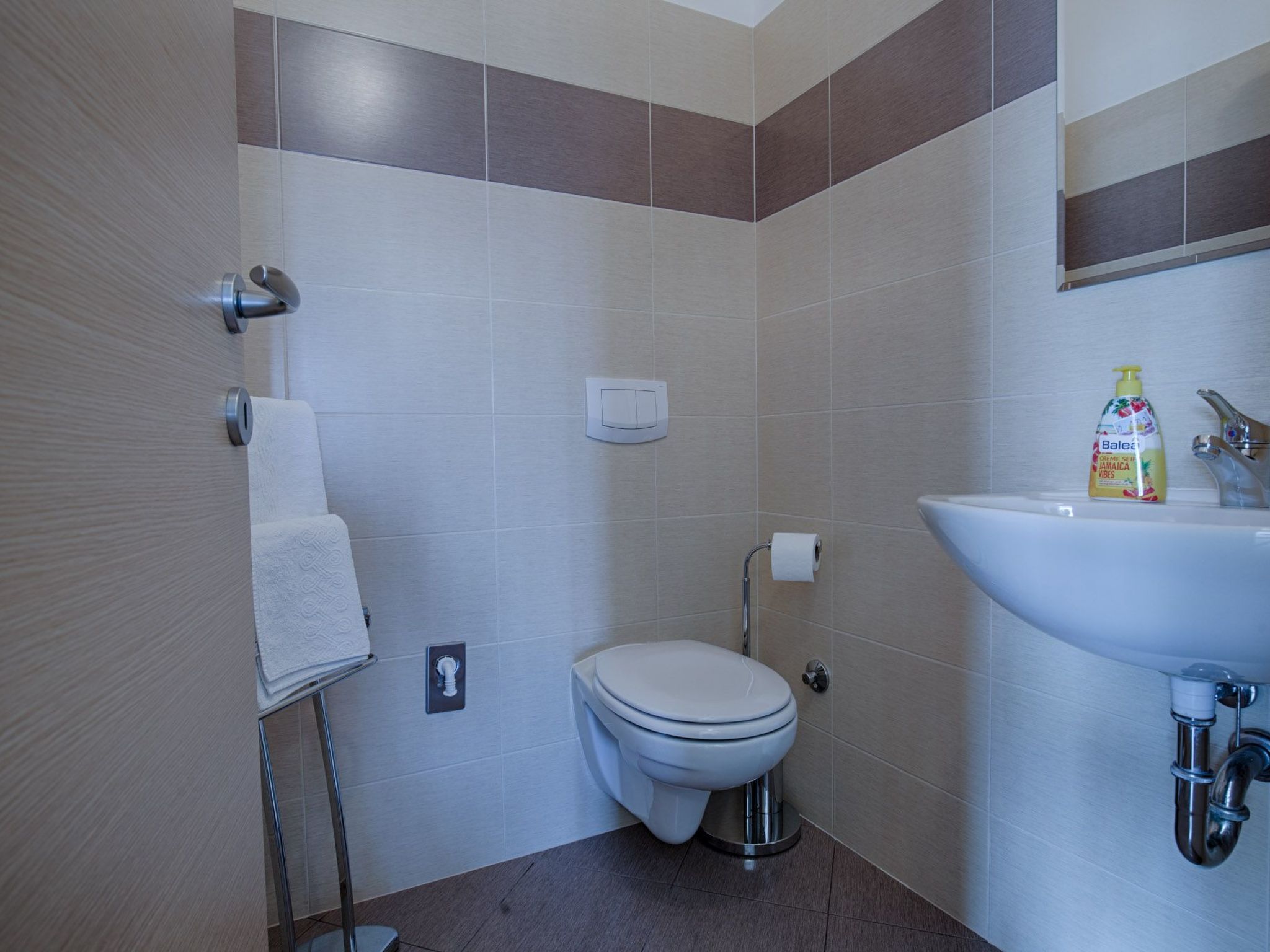 Luxuriöse Villa mit Pool, großem mediterranen Garten und Kinderspielplatz.-Image-tags.info