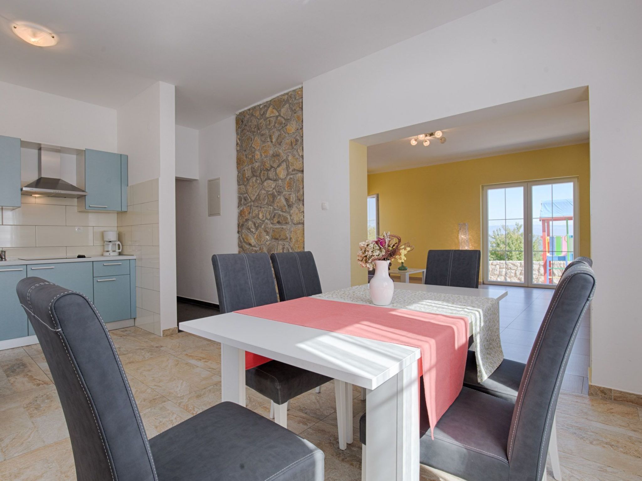 Luxuriöse Villa mit Pool, großem mediterranen Garten und Kinderspielplatz.-Image-tags.info