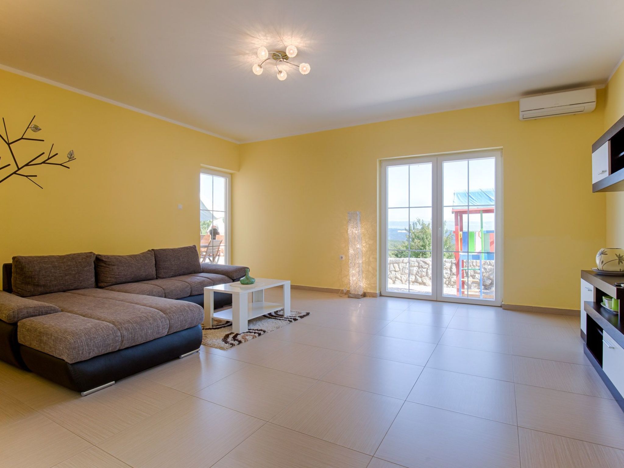 Luxuriöse Villa mit Pool, großem mediterranen Garten und Kinderspielplatz.-Image-tags.info