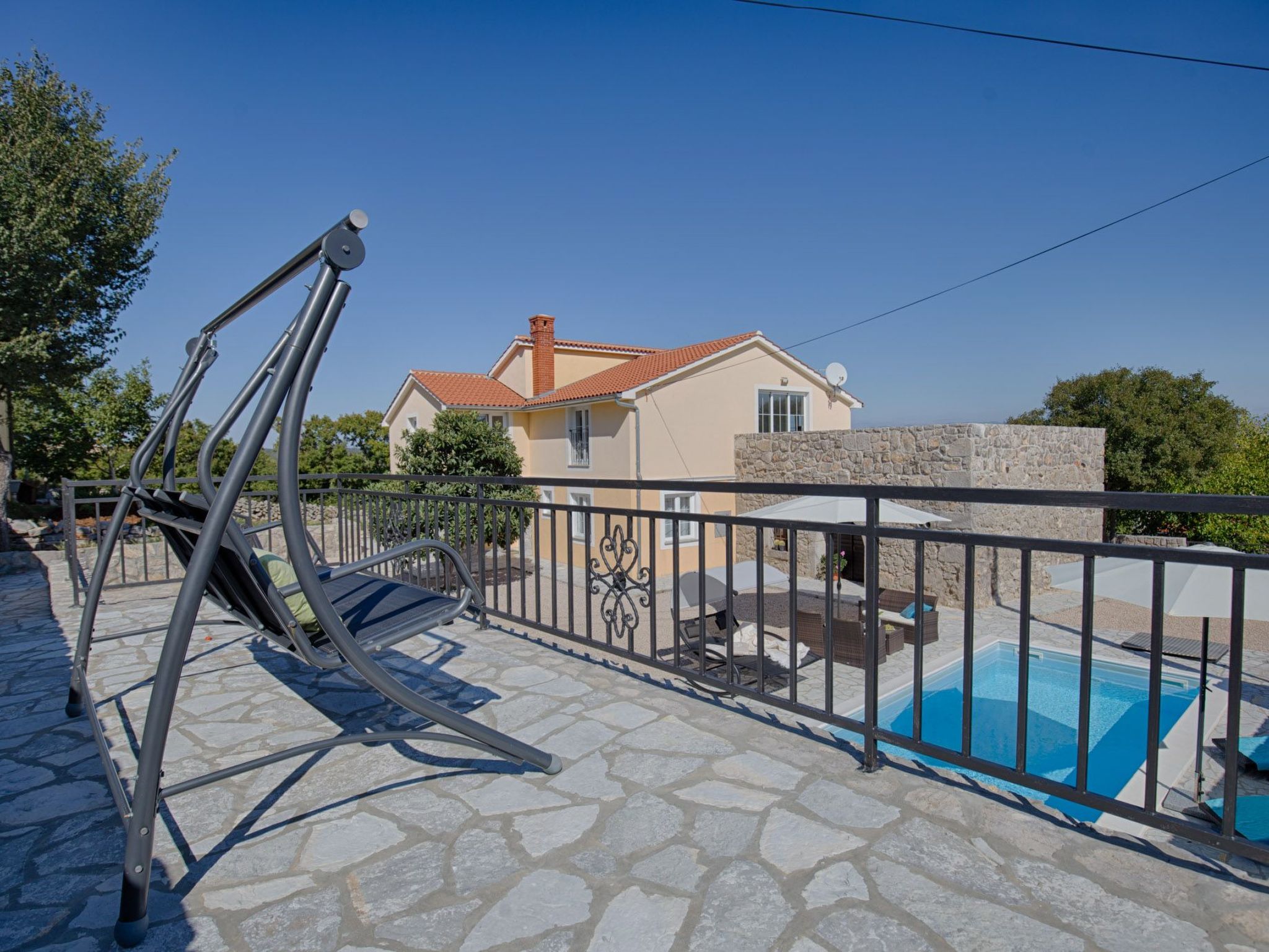 Luxuriöse Villa mit Pool, großem mediterranen Garten und Kinderspielplatz.-Image-tags.info