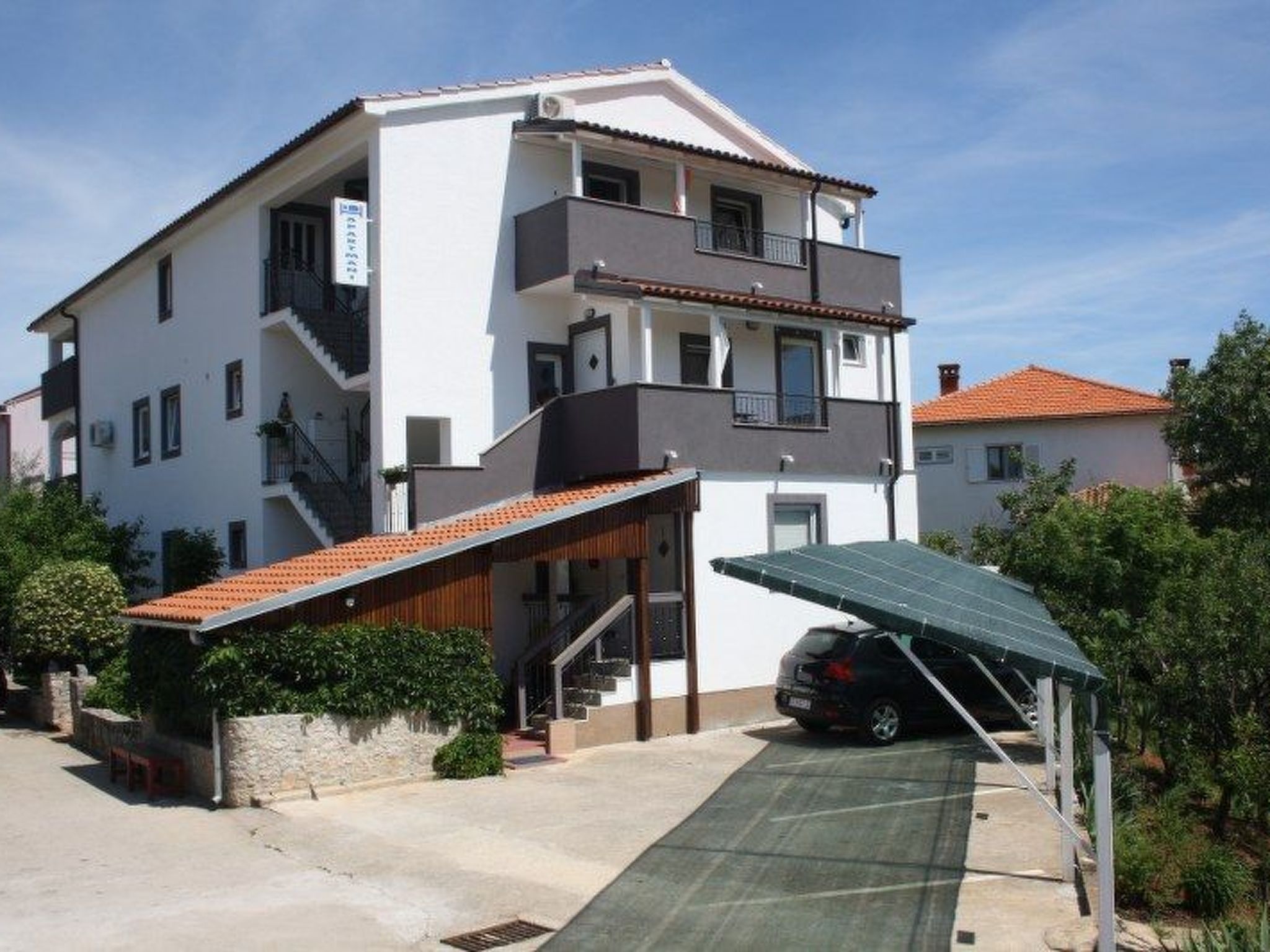 Apartment mit einem kleinen Wohn- und Essbereich und Schlafzimmer