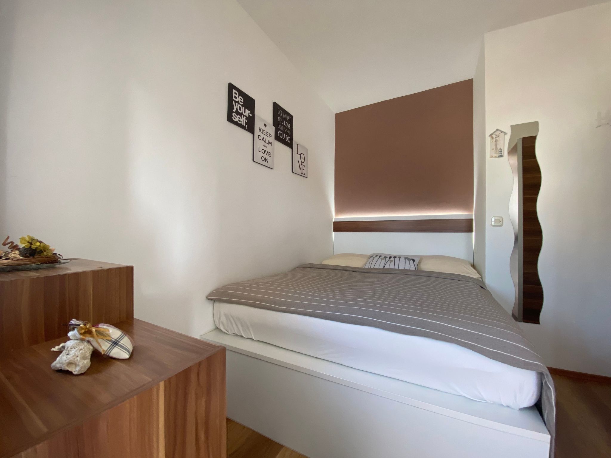 Apartment mit einem kleinen Wohn- und Essbereich und Schlafzimmer