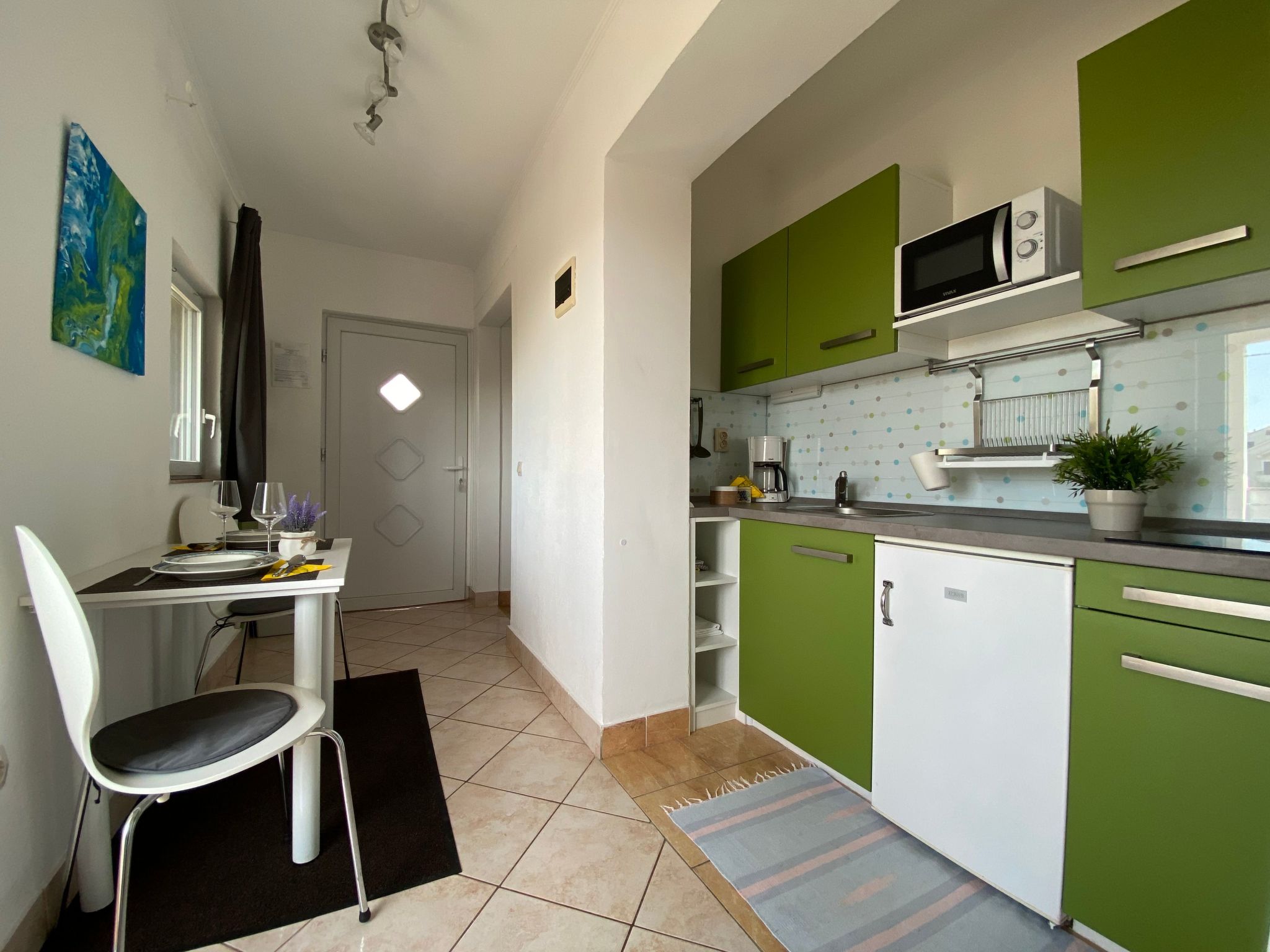 Apartment mit einem kleinen Wohn- und Essbereich und Schlafzimmer-Dedans