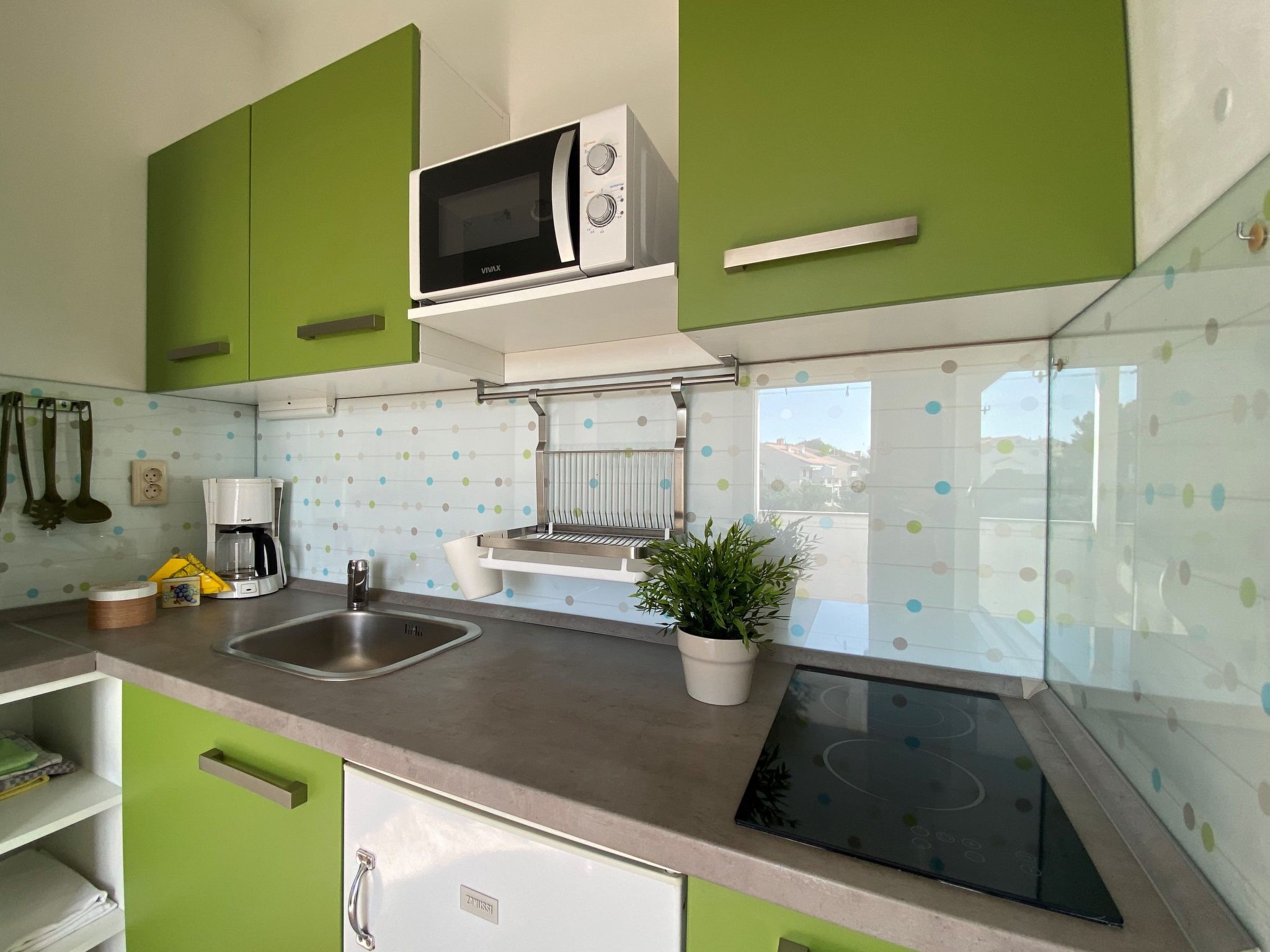 Apartment mit einem kleinen Wohn- und Essbereich und Schlafzimmer-Dedans