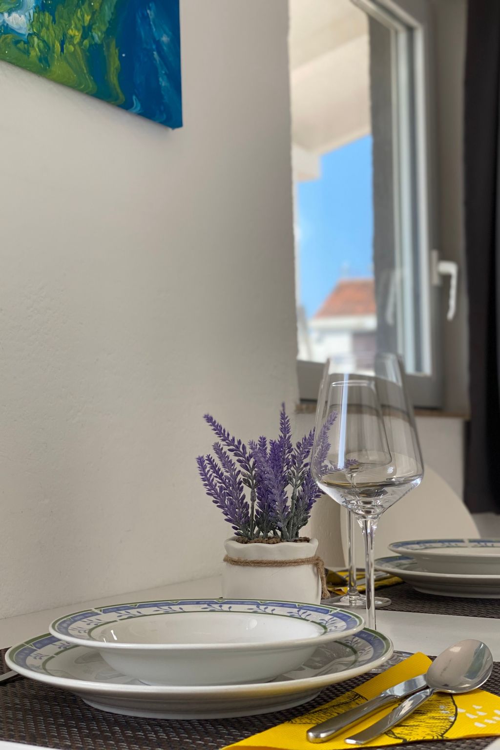 Apartment mit einem kleinen Wohn- und Essbereich und Schlafzimmer-Image-tags.info