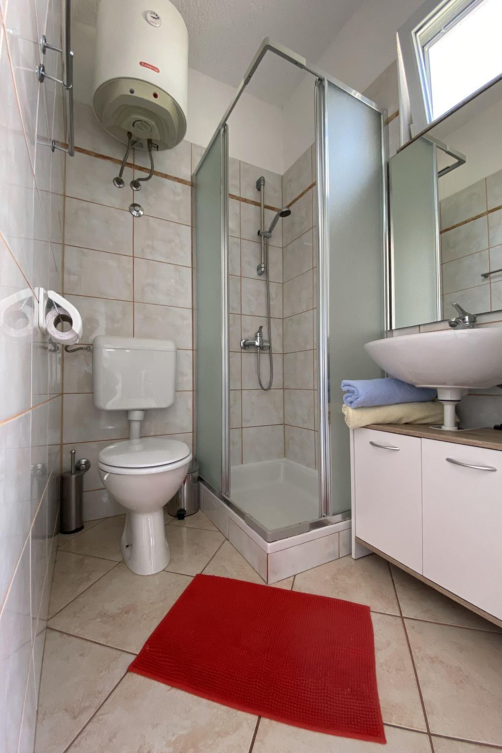 Apartment mit einem kleinen Wohn- und Essbereich und Schlafzimmer-Dedans