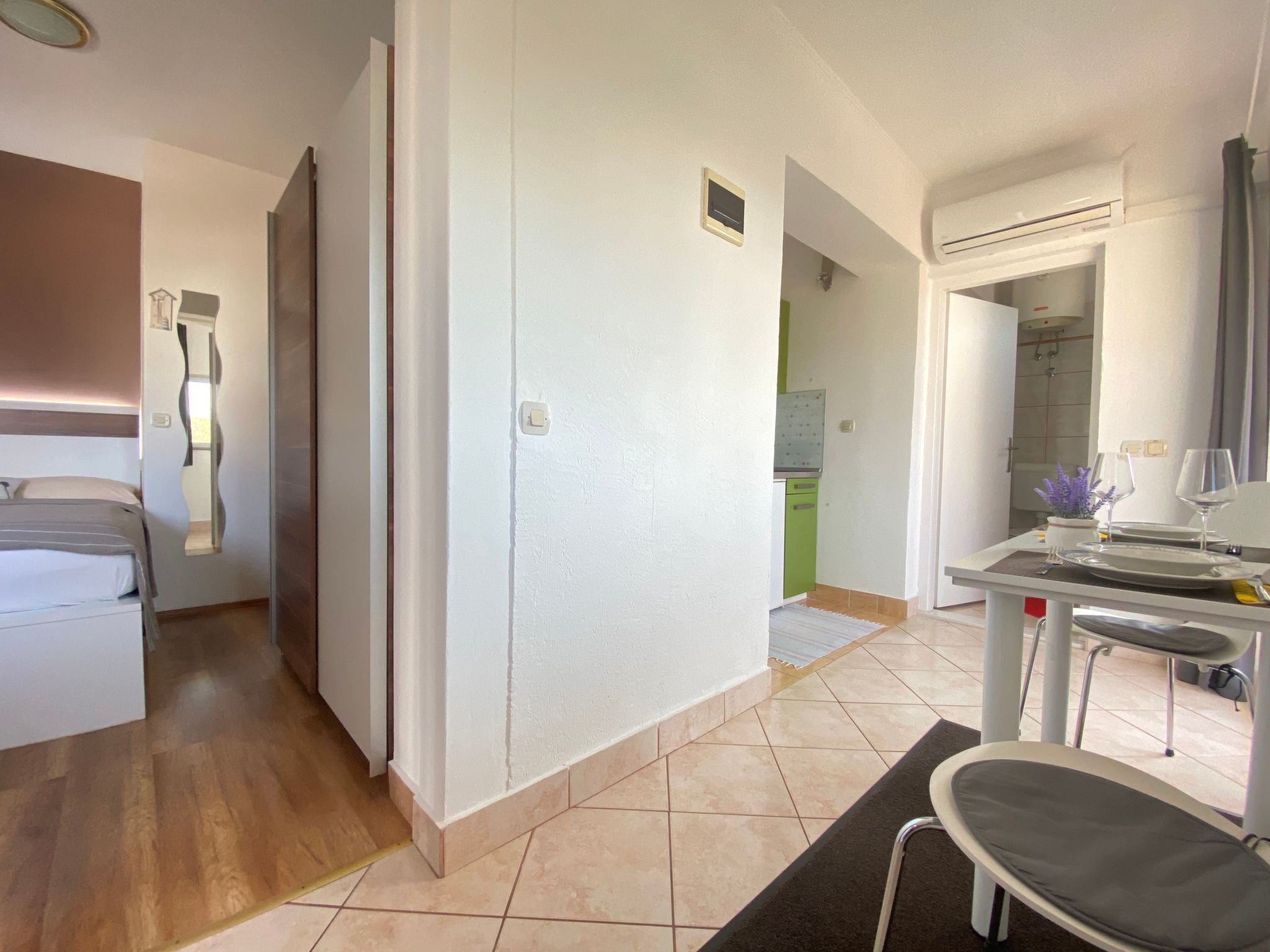 Apartment mit einem kleinen Wohn- und Essbereich und Schlafzimmer-Dedans