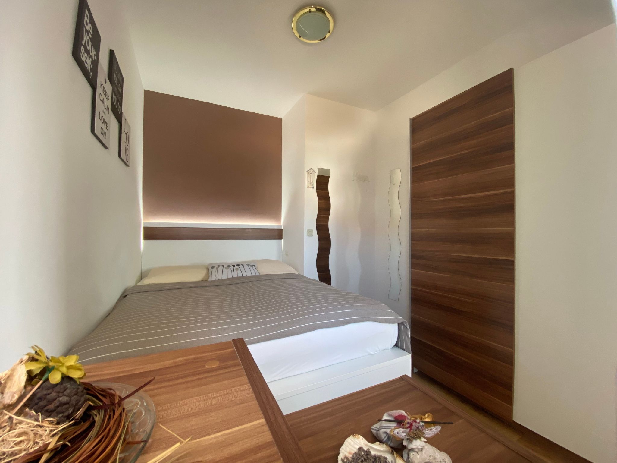 Apartment mit einem kleinen Wohn- und Essbereich und Schlafzimmer-Dedans