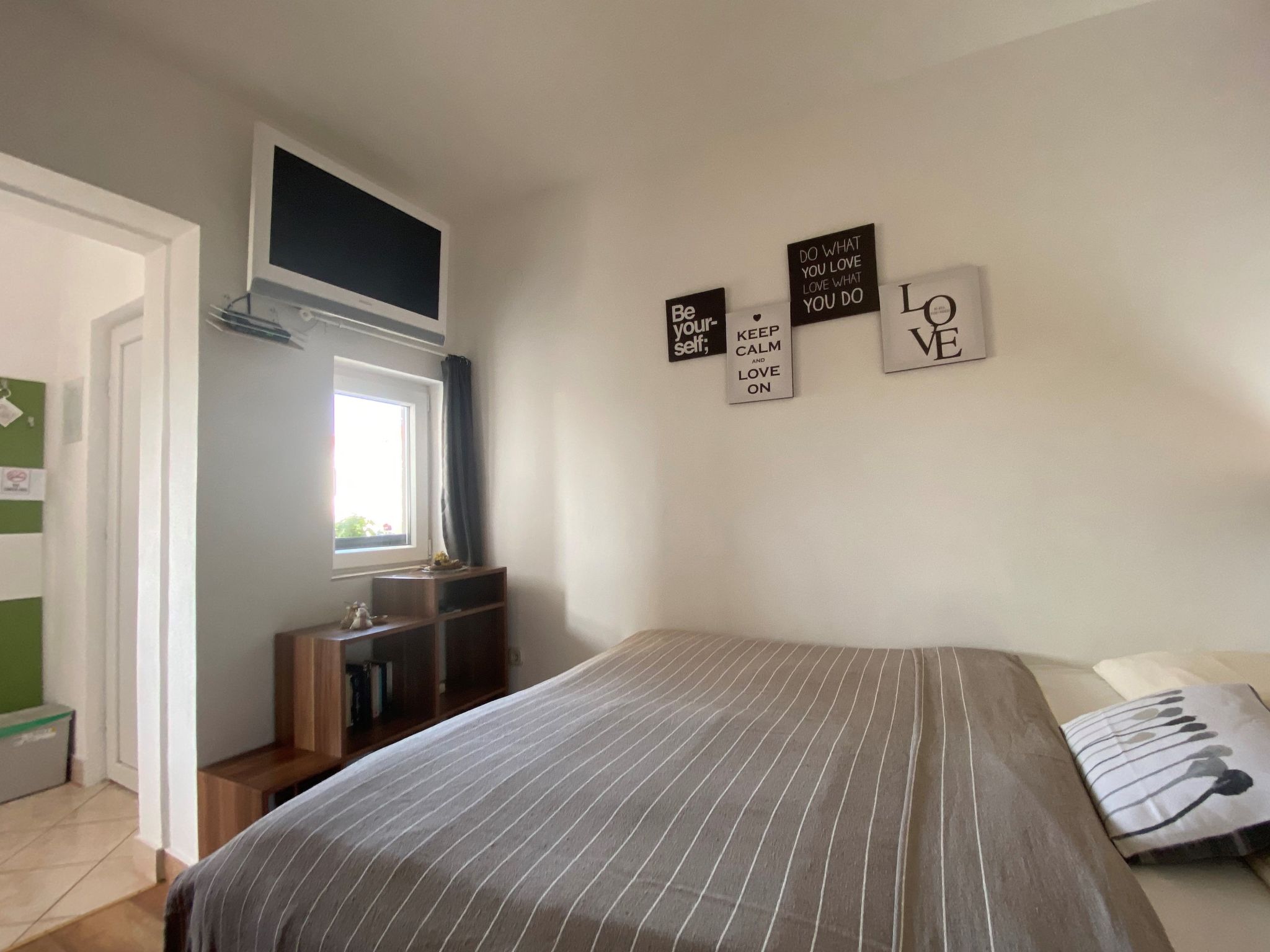 Apartment mit einem kleinen Wohn- und Essbereich und Schlafzimmer-Image-tags.info