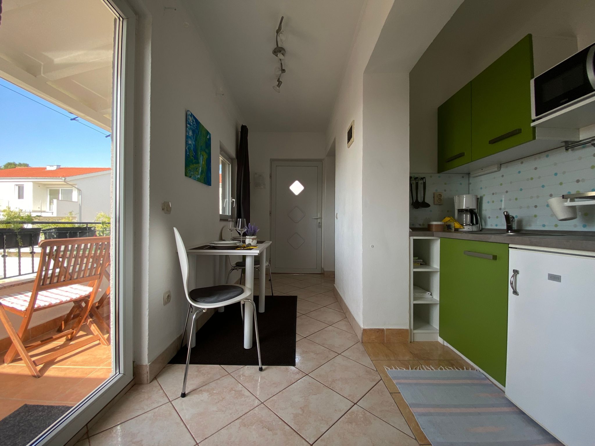 Apartment mit einem kleinen Wohn- und Essbereich und Schlafzimmer-Dedans