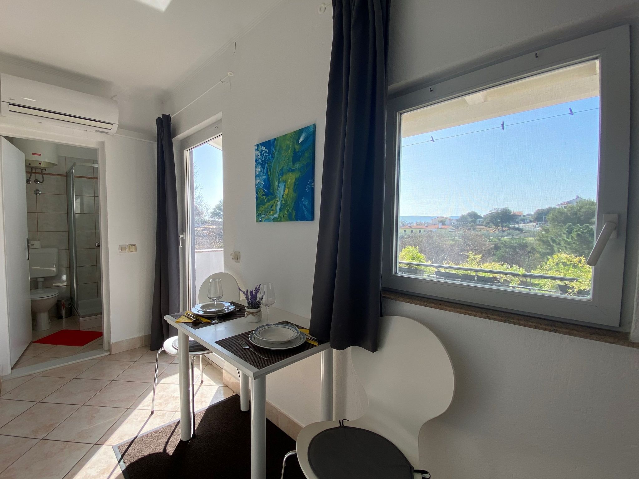 Apartment mit einem kleinen Wohn- und Essbereich und Schlafzimmer-Dedans