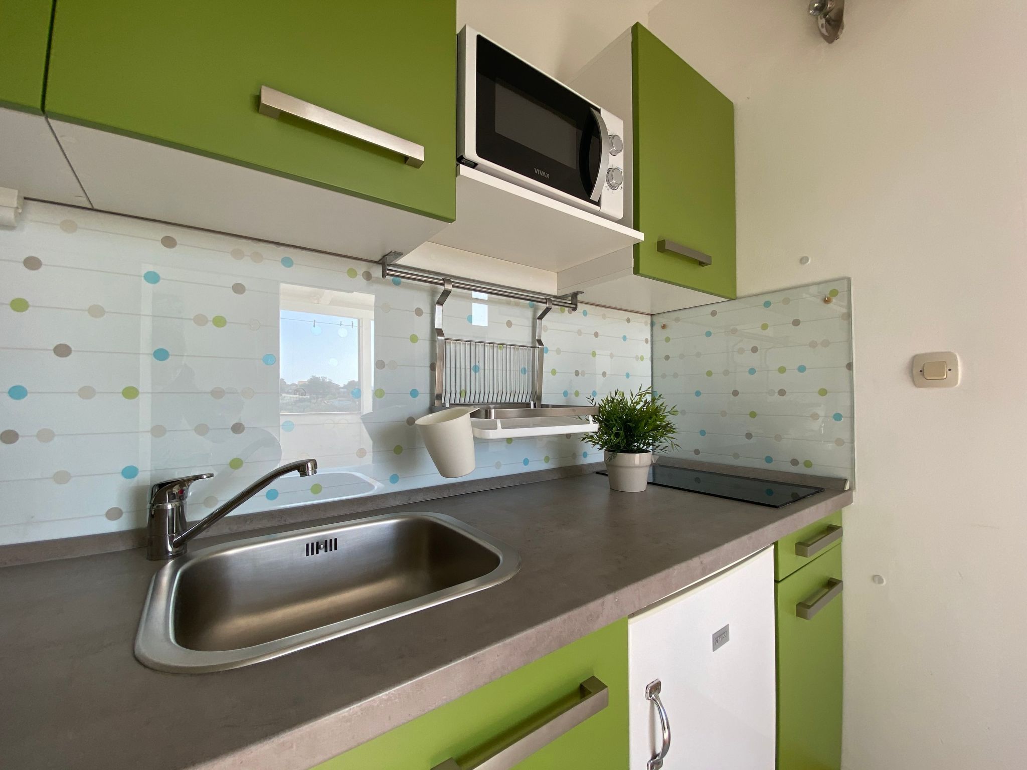 Apartment mit einem kleinen Wohn- und Essbereich und Schlafzimmer-Dedans