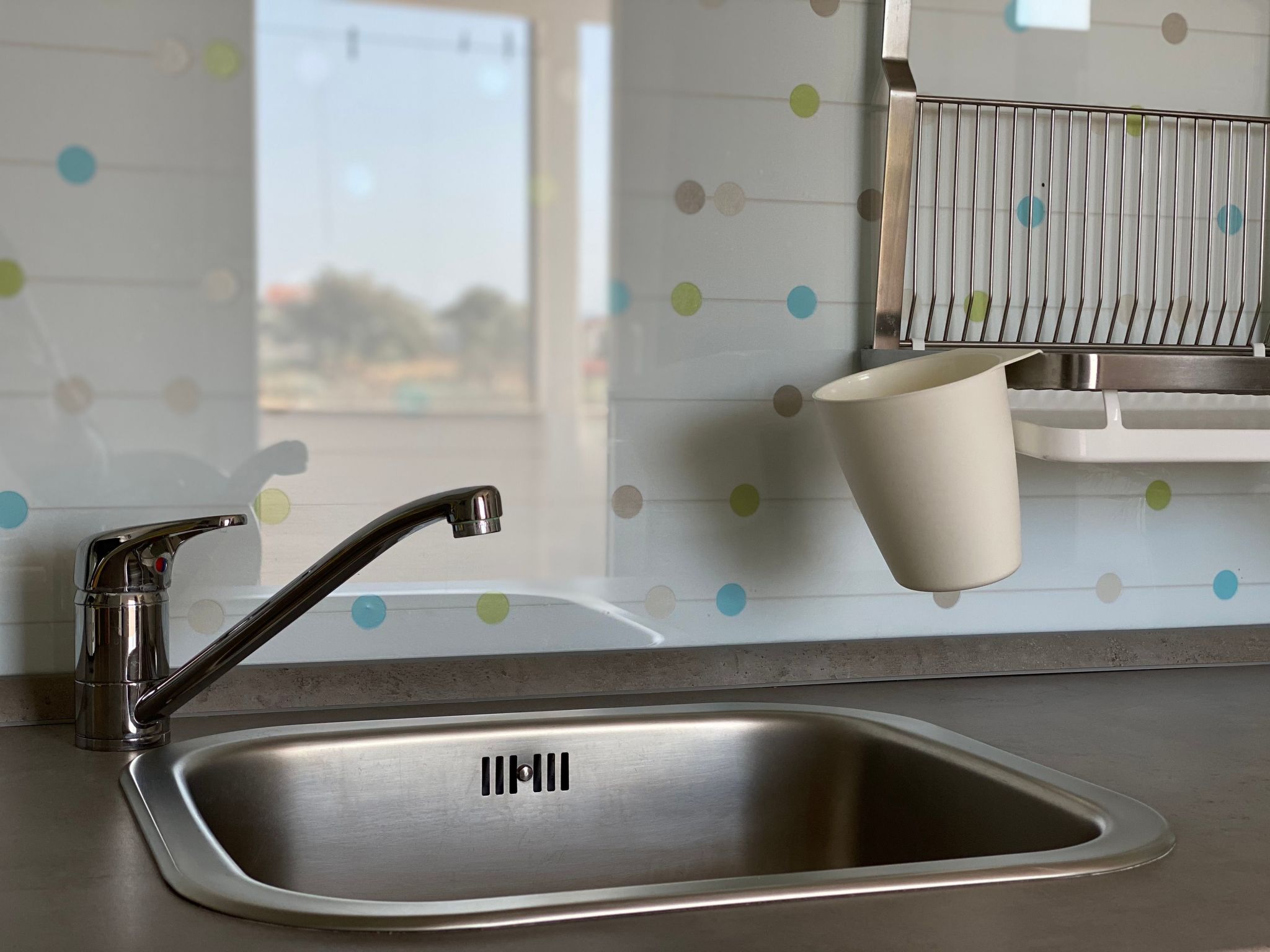 Apartment mit einem kleinen Wohn- und Essbereich und Schlafzimmer-Image-tags.info