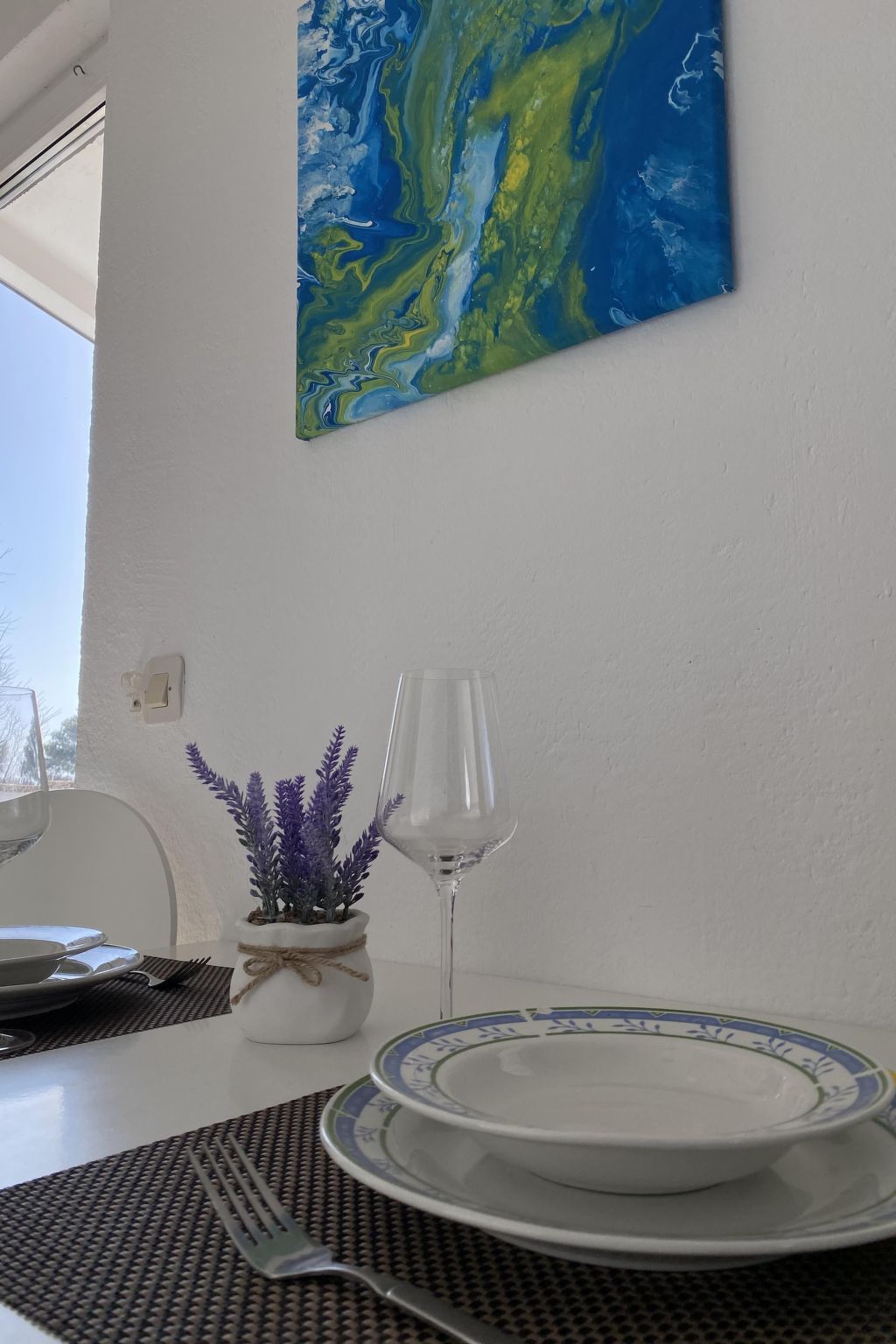 Apartment mit einem kleinen Wohn- und Essbereich und Schlafzimmer-Image-tags.info