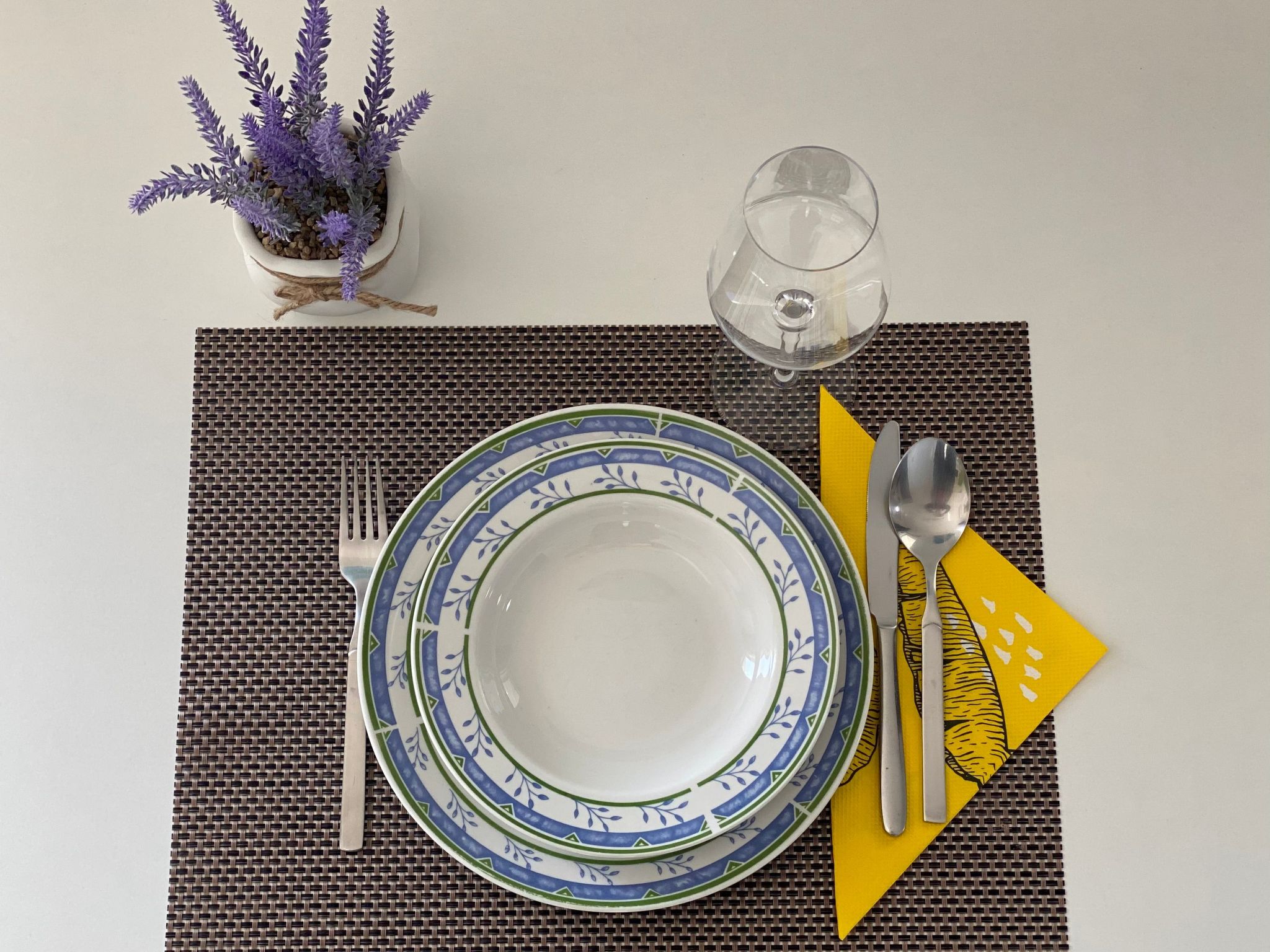 Apartment mit einem kleinen Wohn- und Essbereich und Schlafzimmer-Dedans