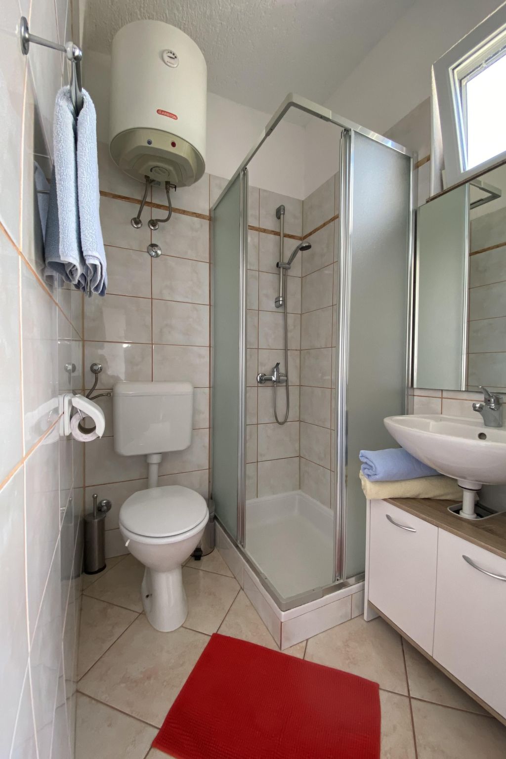 Apartment mit einem kleinen Wohn- und Essbereich und Schlafzimmer-Dedans