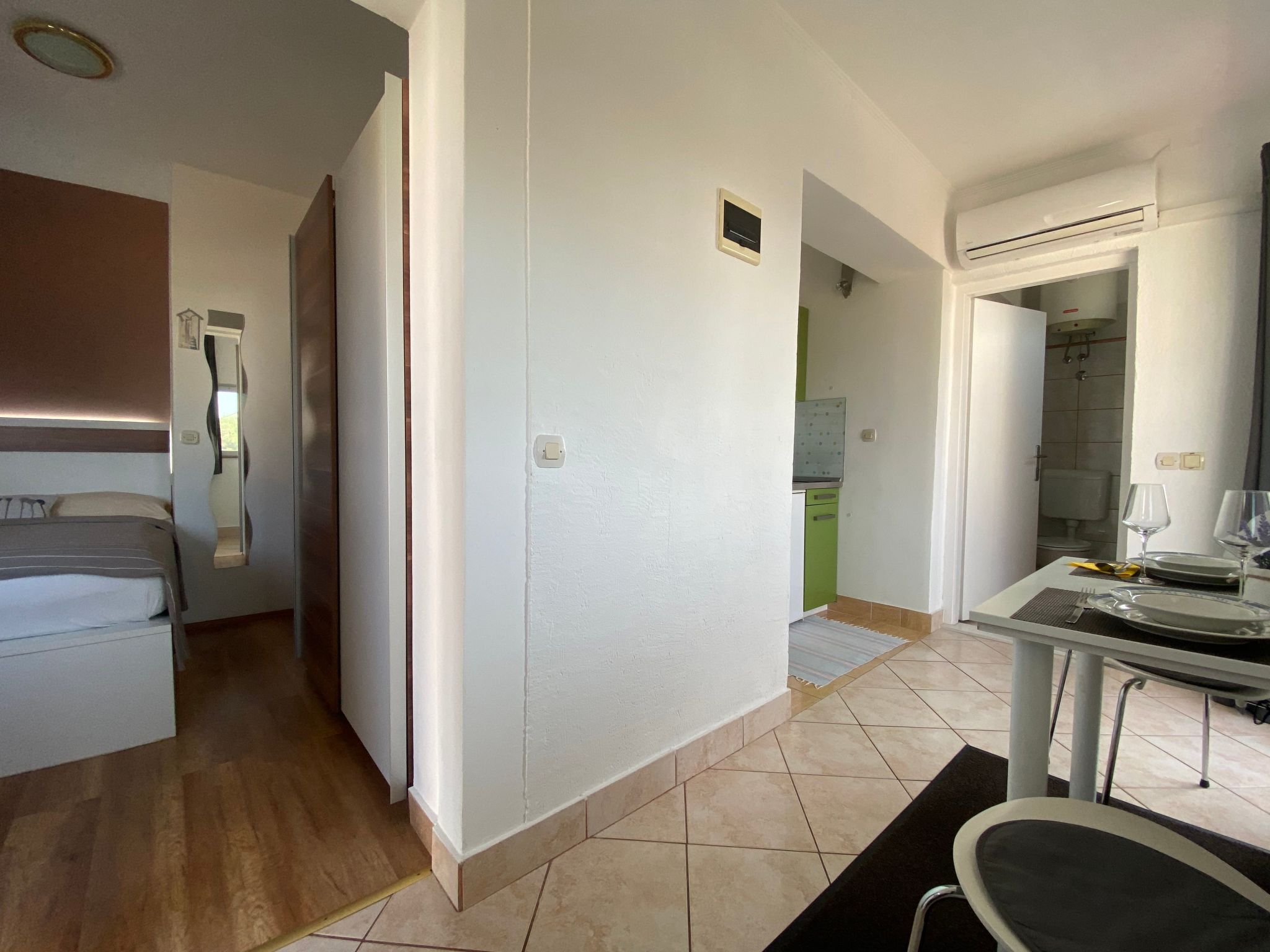 Apartment mit einem kleinen Wohn- und Essbereich und Schlafzimmer-Dedans