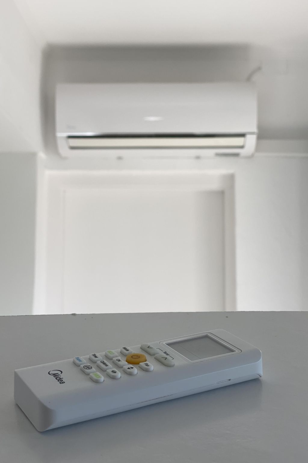 Apartment mit einem kleinen Wohn- und Essbereich und Schlafzimmer-Image-tags.info