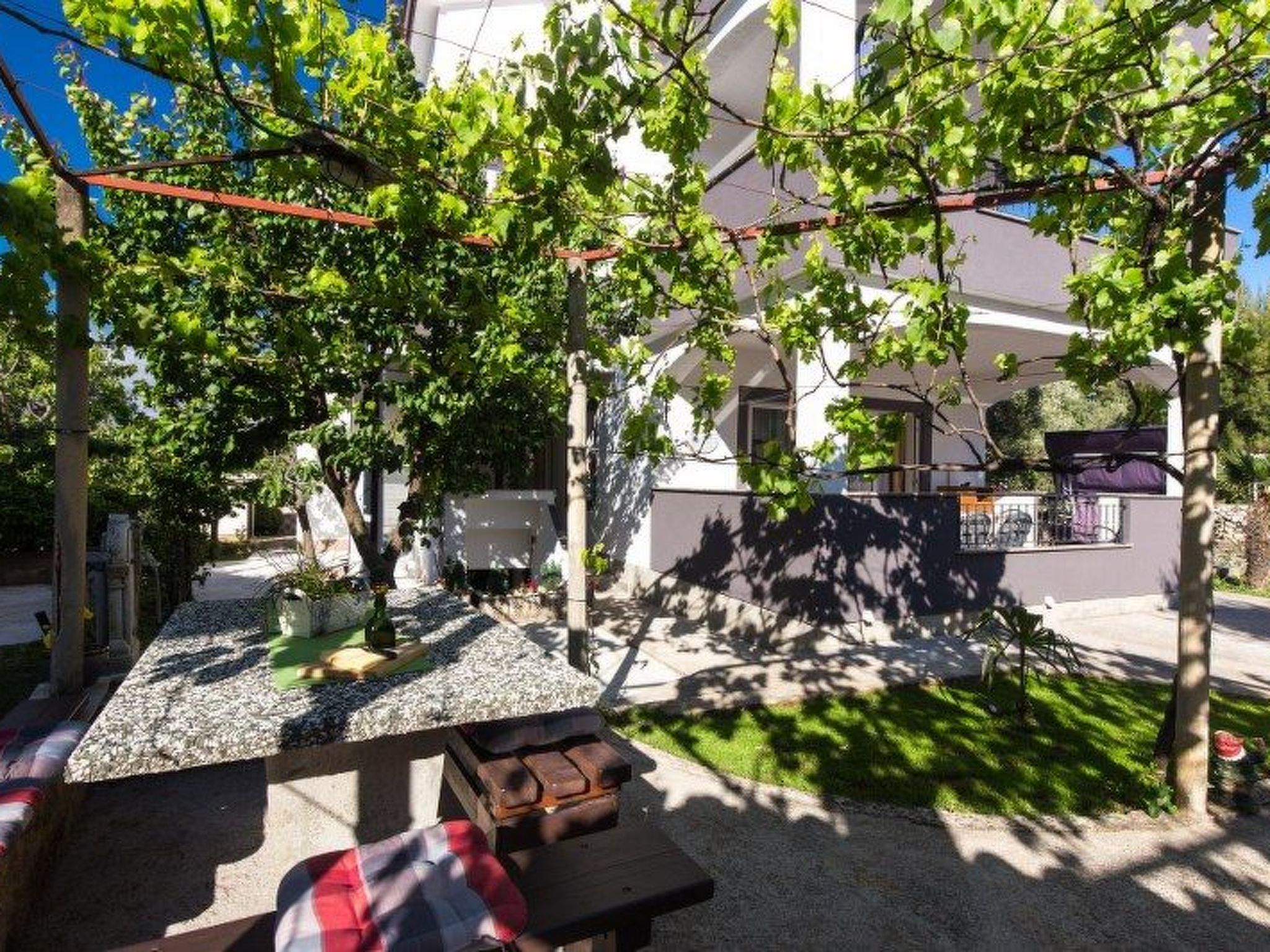 Apartment mit einem kleinen Wohn- und Essbereich und Schlafzimmer-Dehors