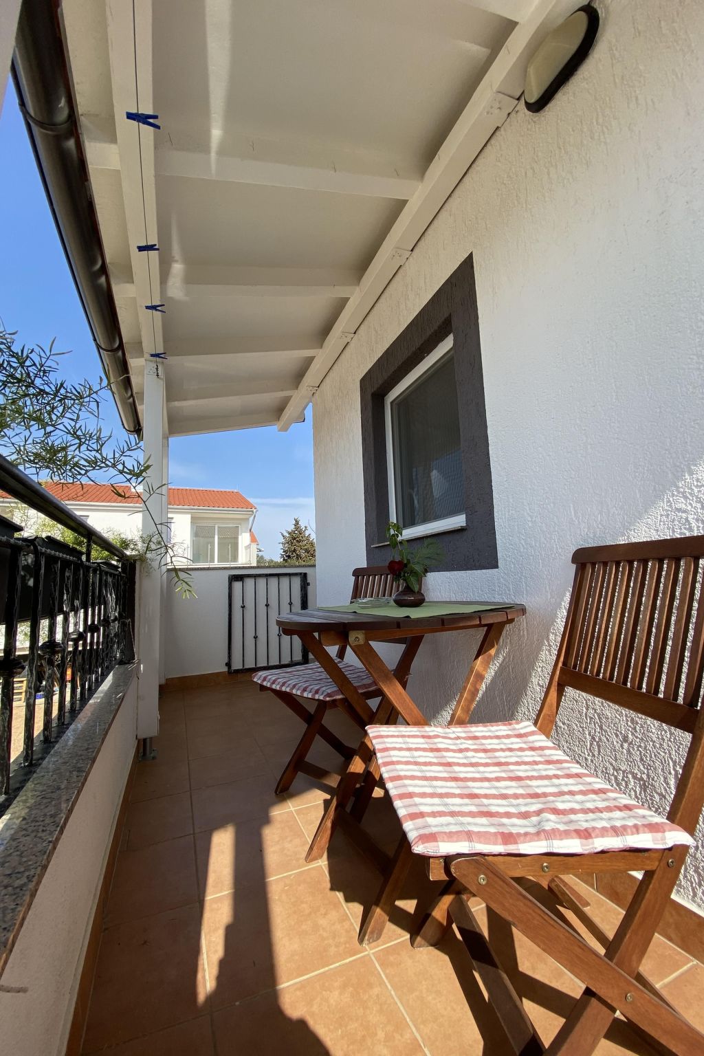 Apartment mit einem kleinen Wohn- und Essbereich und Schlafzimmer-Image-tags.info