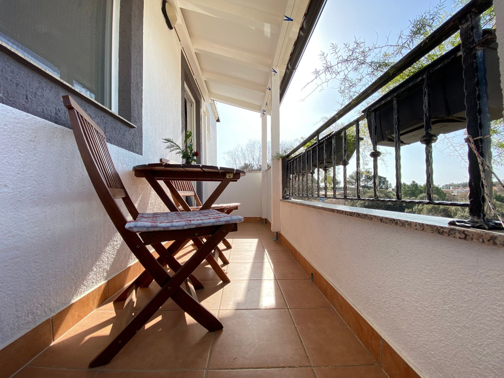 Apartment mit einem kleinen Wohn- und Essbereich und Schlafzimmer-Image-tags.info