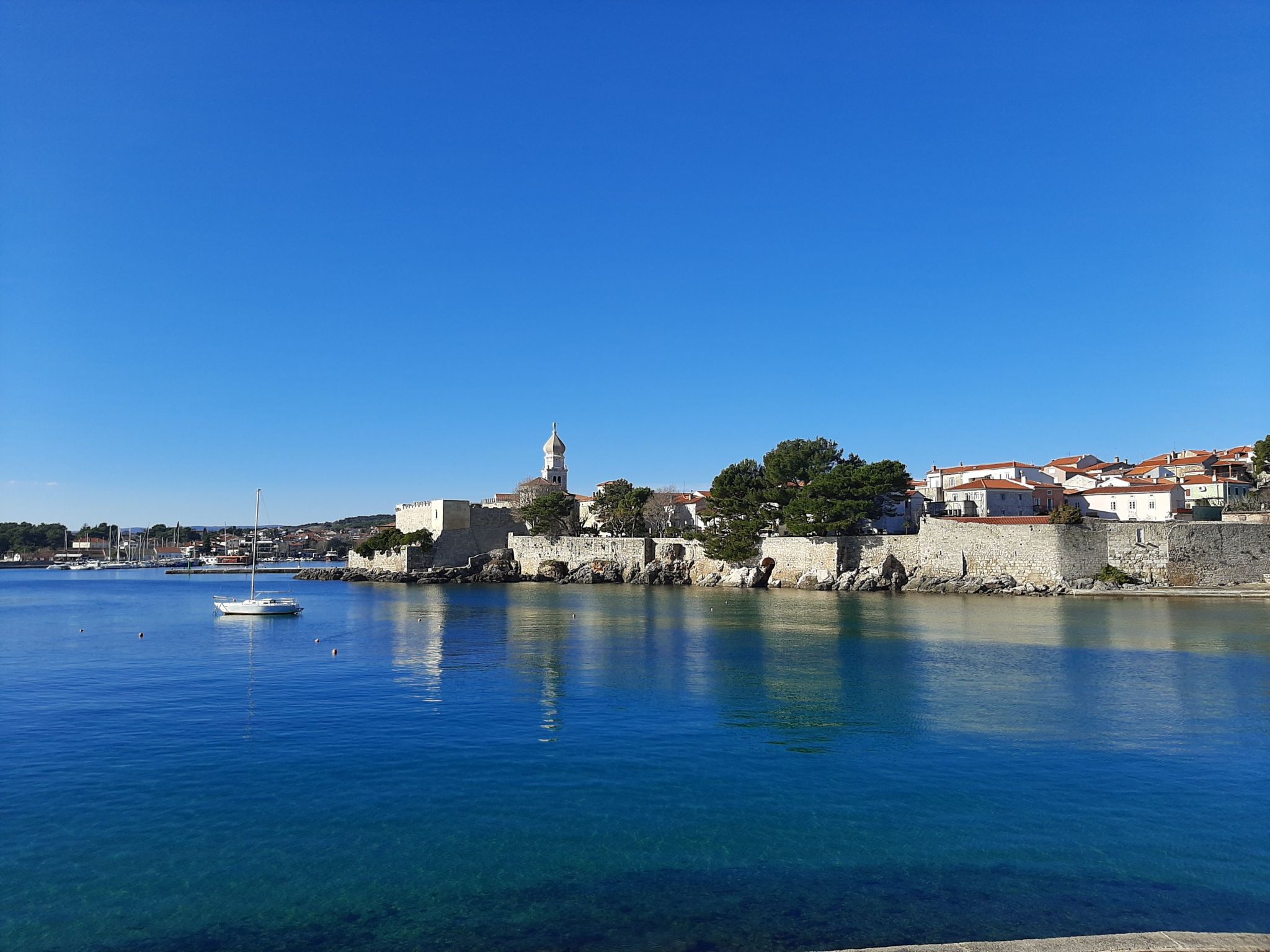 Photo of Apartment mit einem kleinen Wohn- und Essbereich und Schlafzimmer