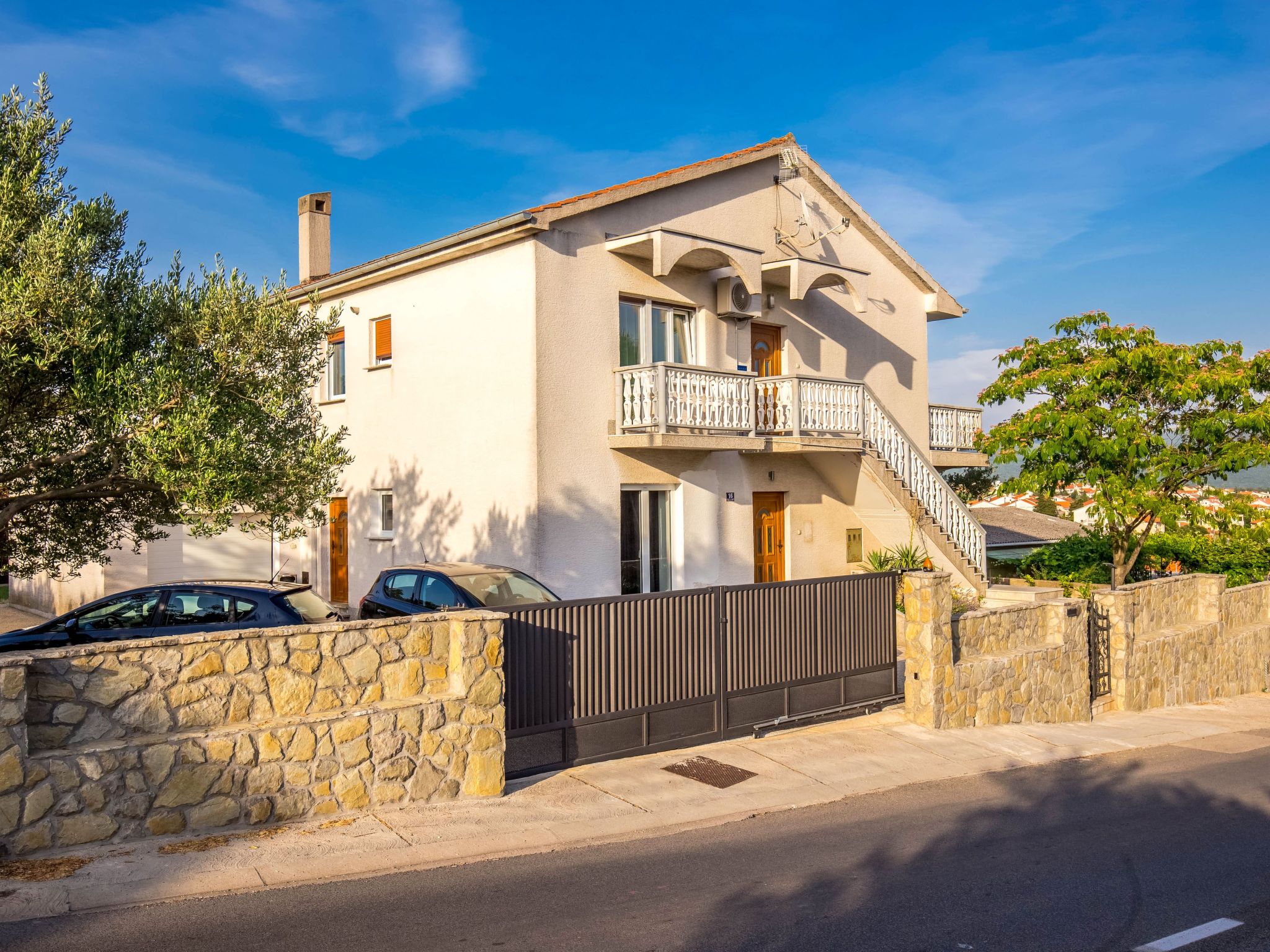 Photo of Geräumige Wohnung in Krk mit Garten und Terrasse