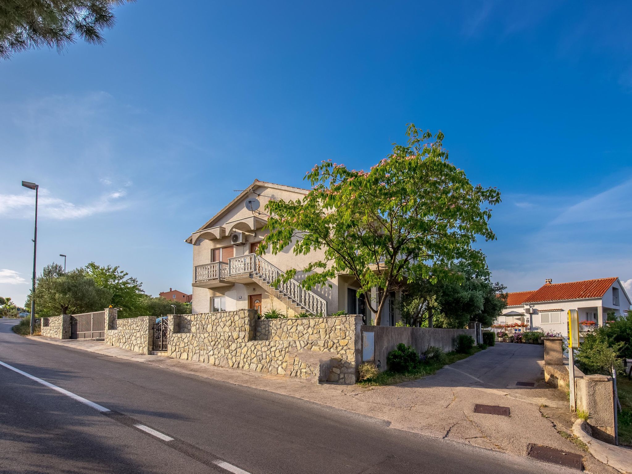 Photo of Geräumige Wohnung in Krk mit Garten und Terrasse