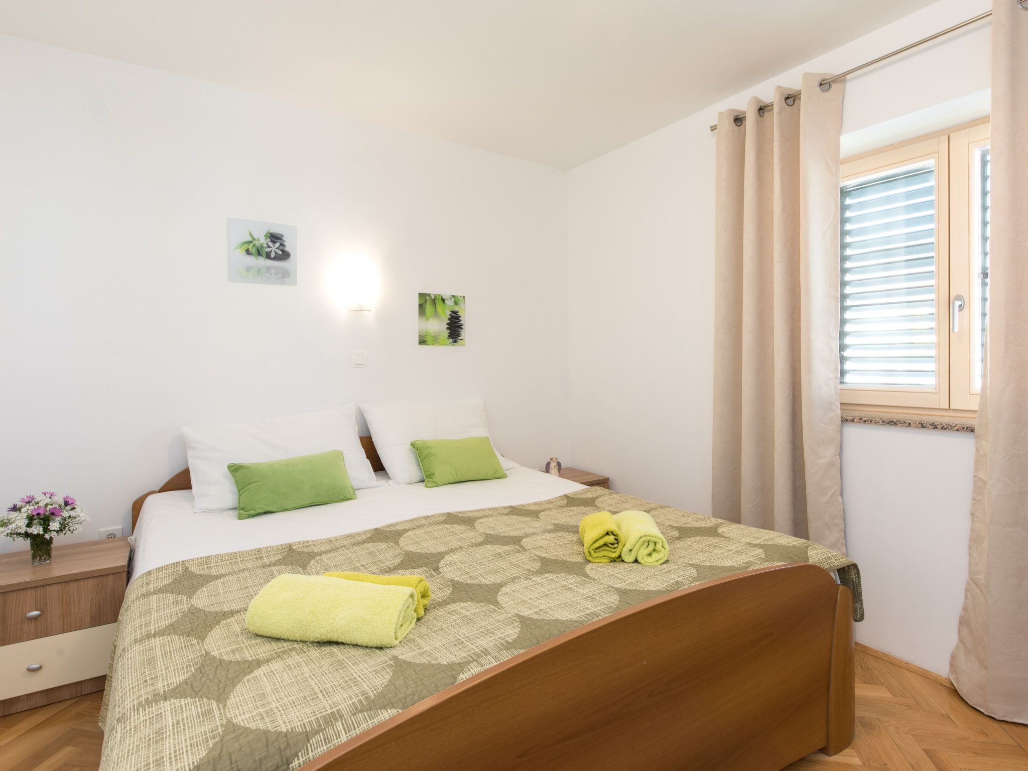 Mit Garten, Grill und Terrasse-Inside