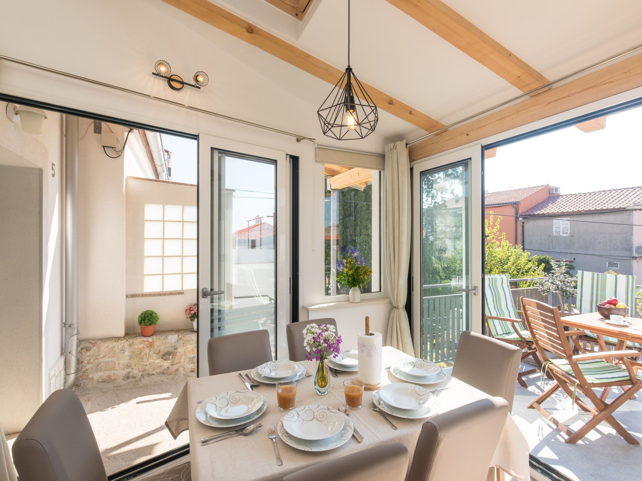 Mit Garten, Grill und Terrasse-Inside