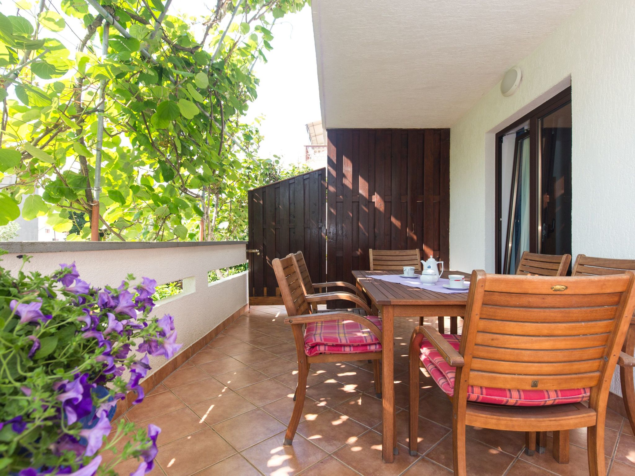 2-Zimmer-Wohnung mit 1 Badezimmer und Terrasse-Draußen