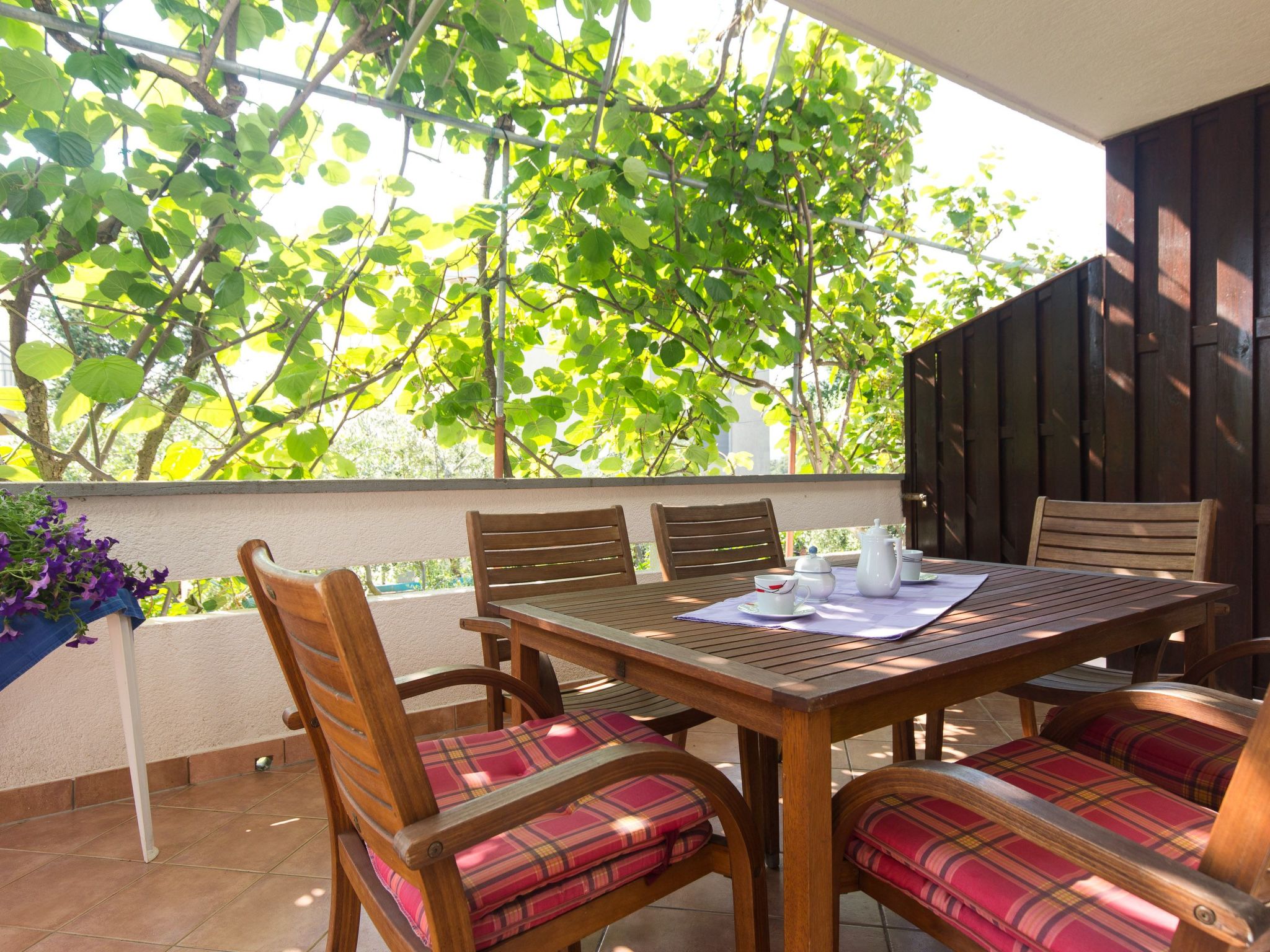 2-Zimmer-Wohnung mit 1 Badezimmer und Terrasse-Draußen