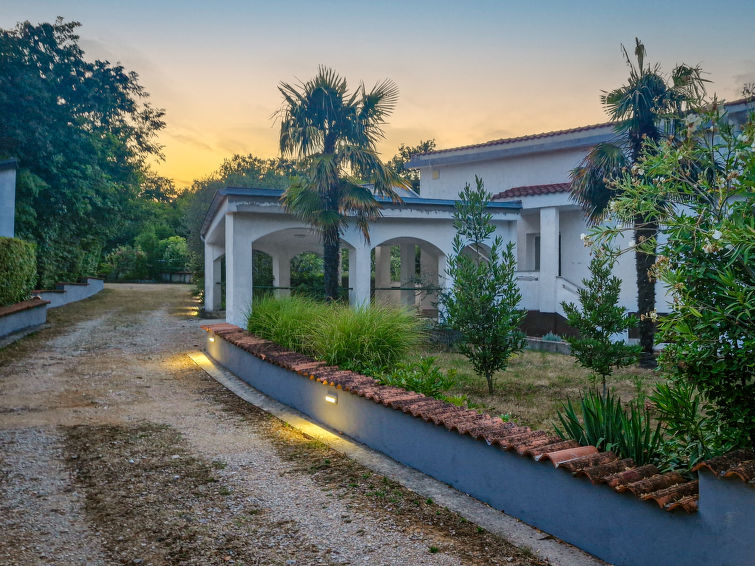 Op 1,0 km van zee: ruim appartement Filip in Vrbnik, Krk in VRBNIK