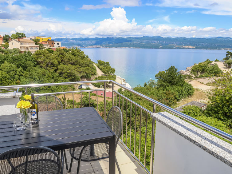 Centraal gelegen appartement in Vrbnik met zee- en bergzicht in VRBNIK