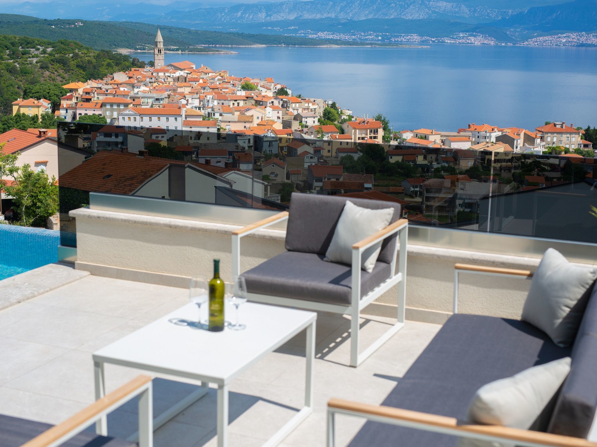 Luxuriöse Villa mit Pool und fantastischem Meerblick-Image-tags.info