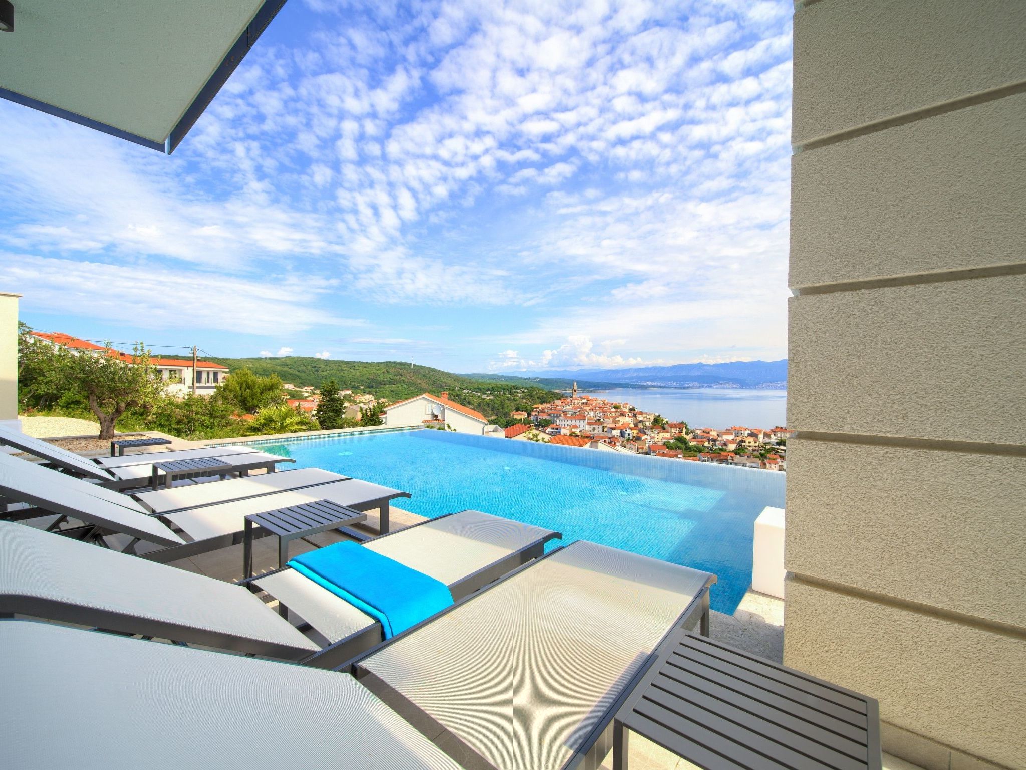 Luxuriöse Villa mit Pool und fantastischem Meerblick-Image-tags.info