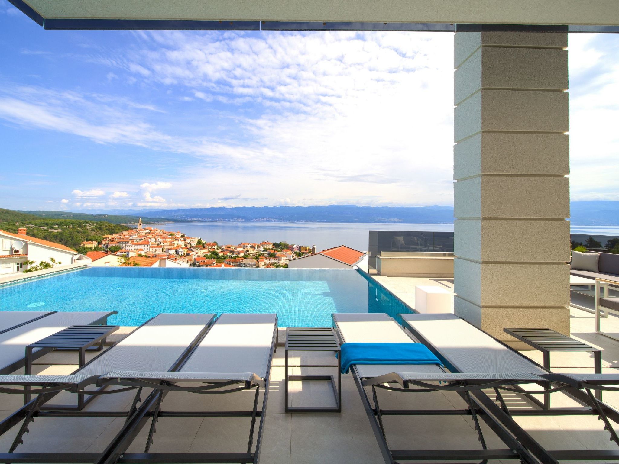 Luxuriöse Villa mit Pool und fantastischem Meerblick-Image-tags.info