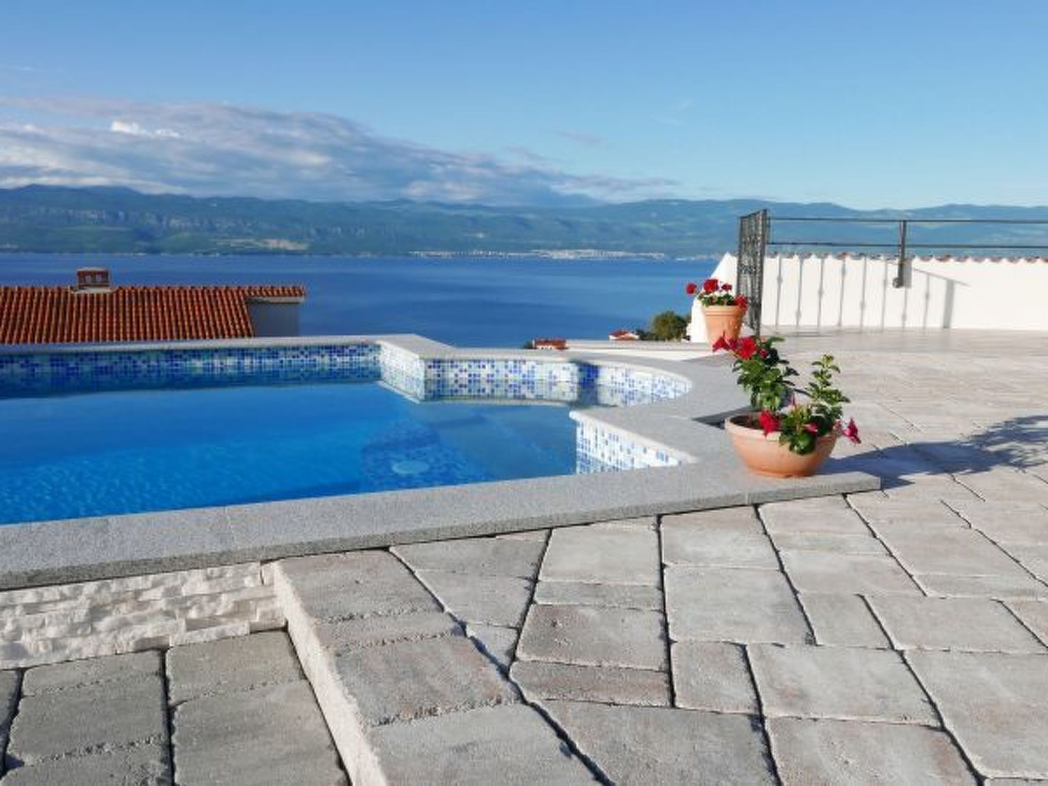 Luxuriöse Villa mit Pool und fantastischem Meerblick-Image-tags.info