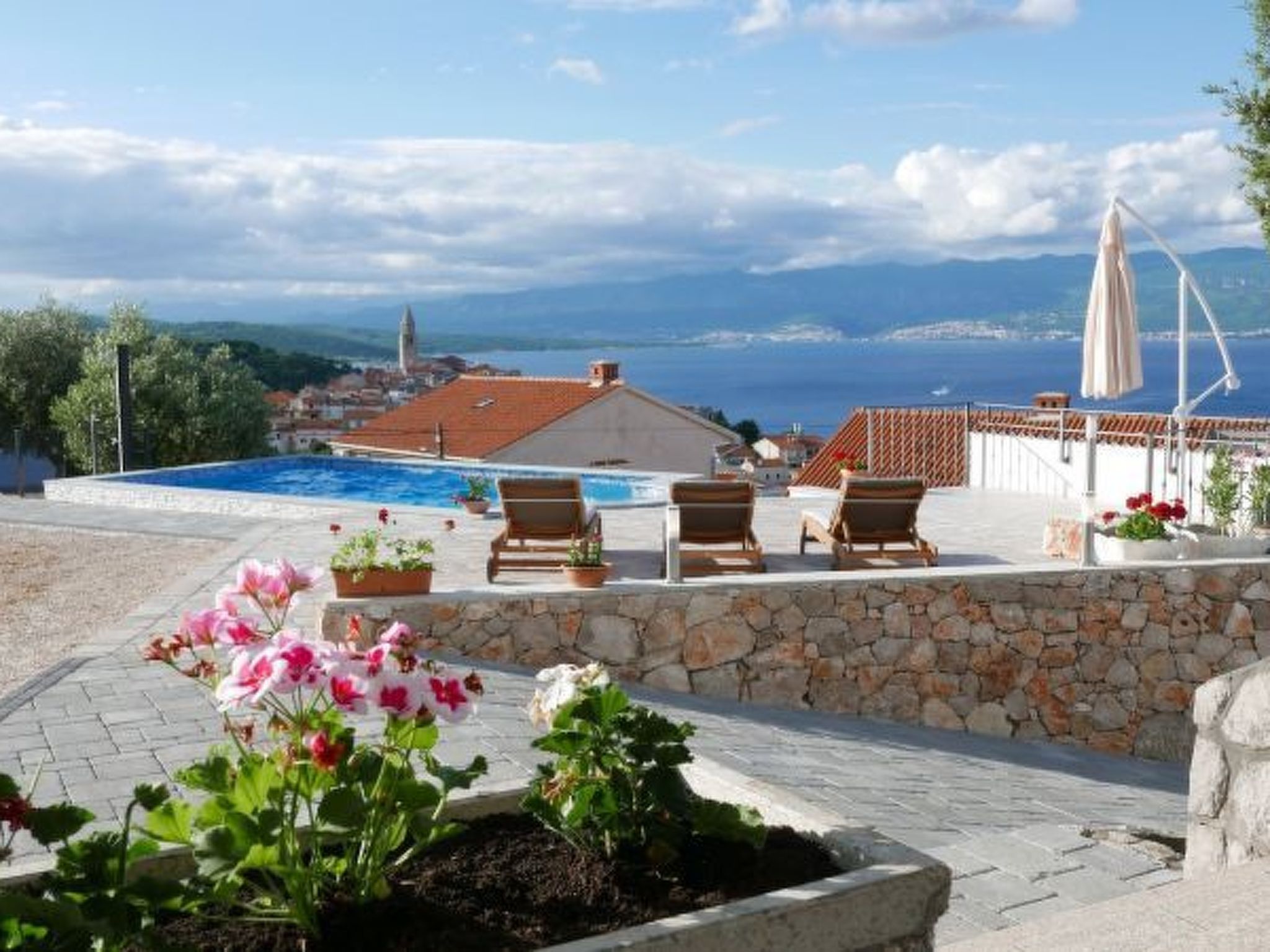 Luxuriöse Villa mit Pool und fantastischem Meerblick-Image-tags.info