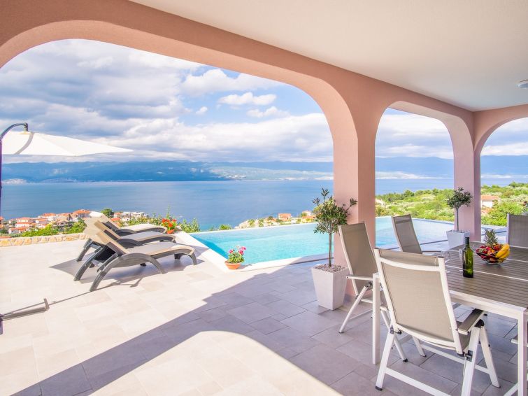 Centraal gelegen appartement in Vrbnik met privézwembad in VRBNIK