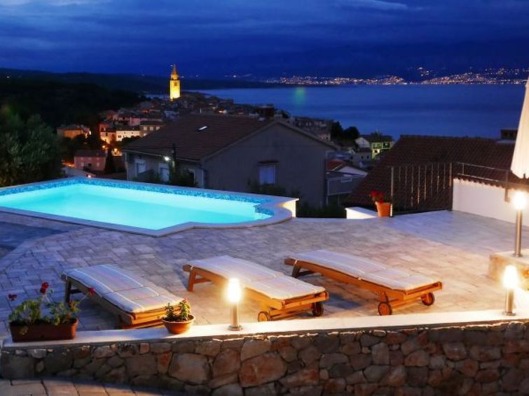 Appartement in Vrbnik op 700m van centrum met privézwembad in VRBNIK