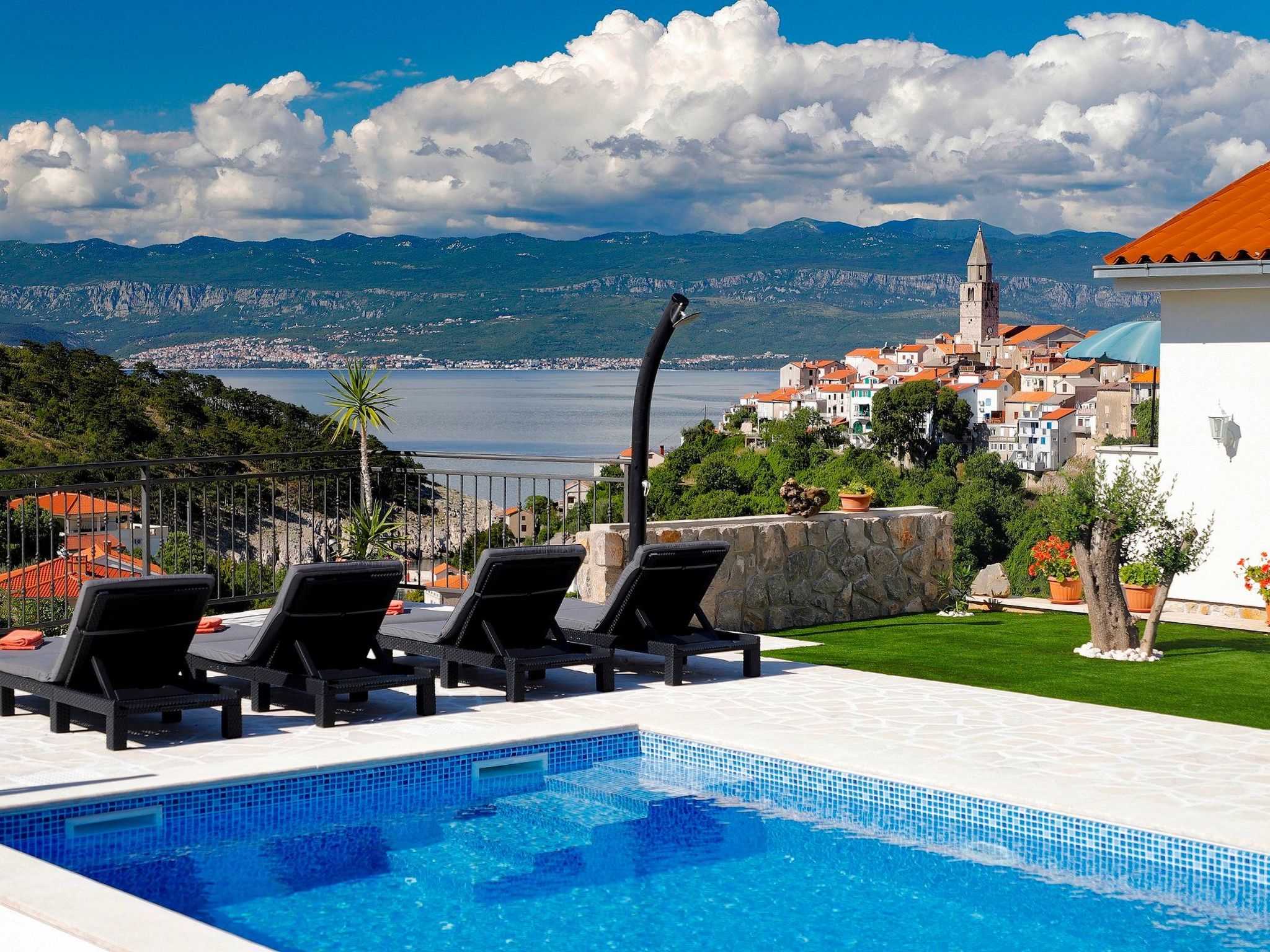 "Mela" mit Blick auf das Wasser-Image-tags.info