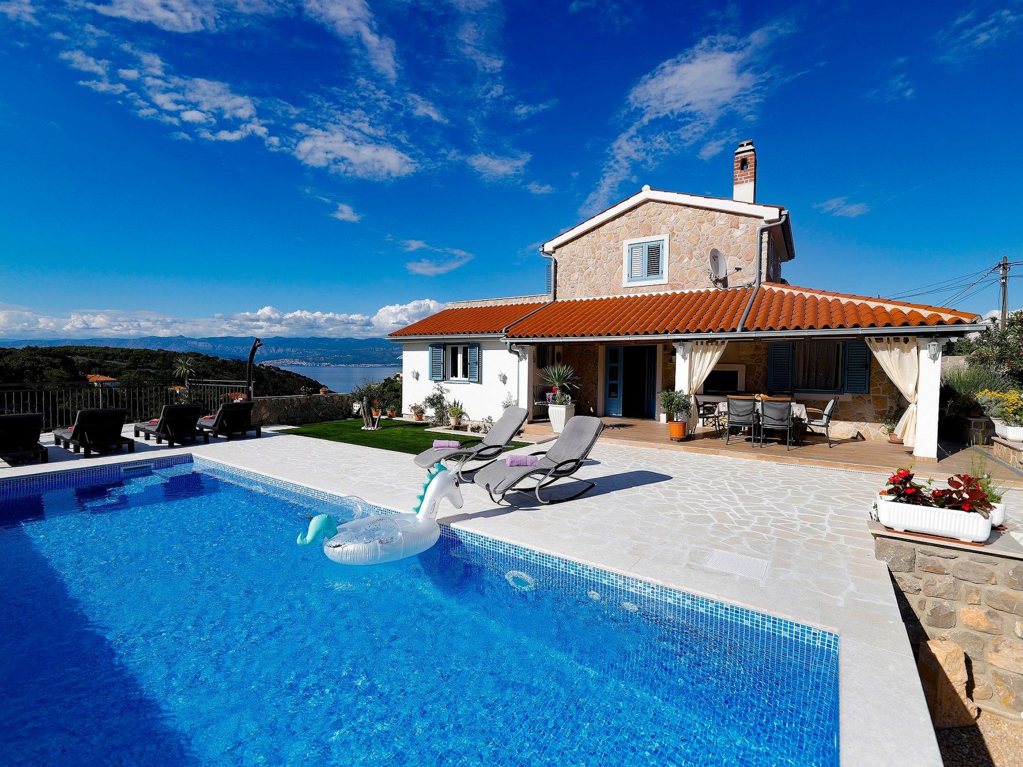 "Mela" mit Blick auf das Wasser-Image-tags.info