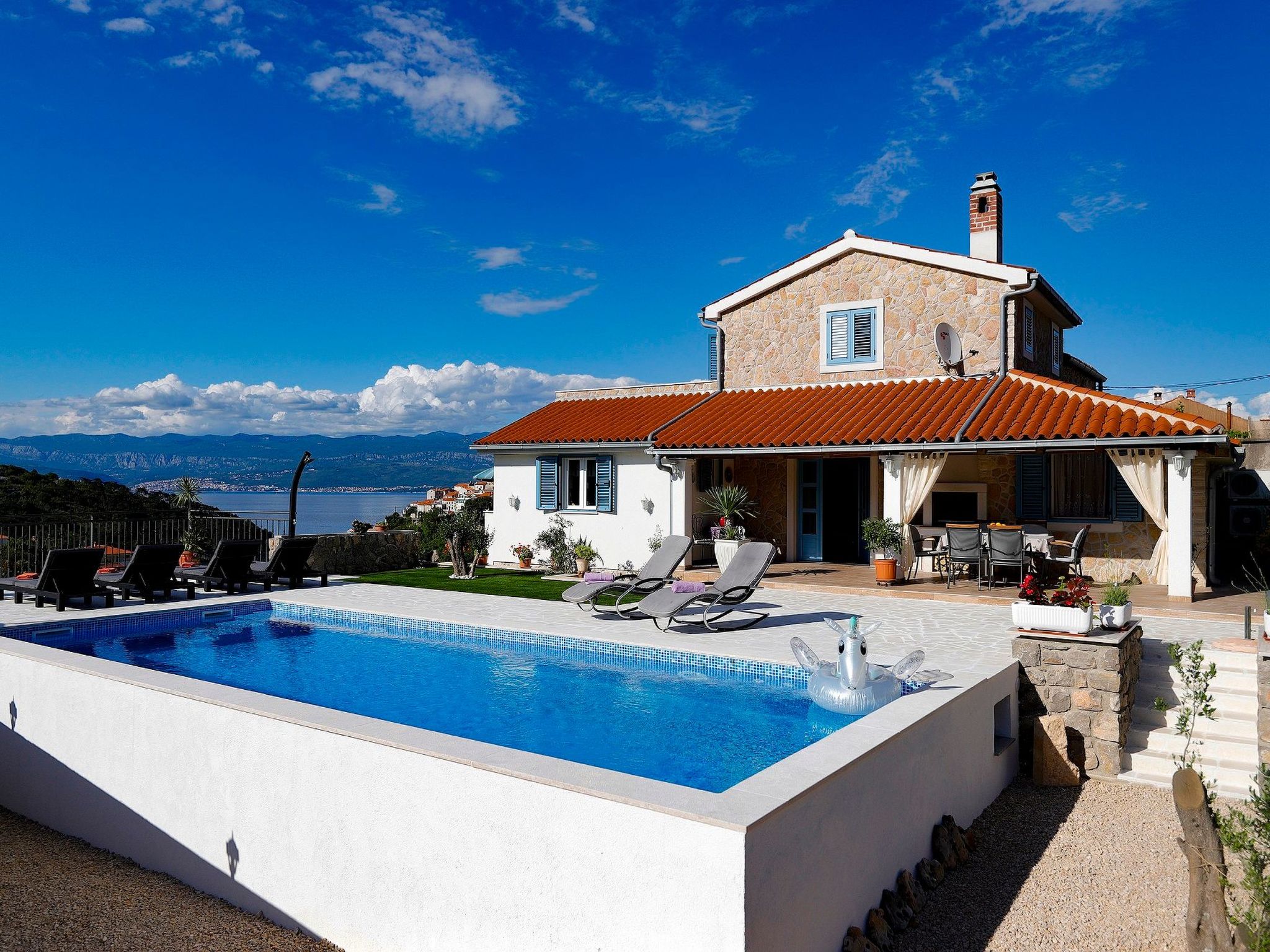 "Mela" mit Blick auf das Wasser-Image-tags.info