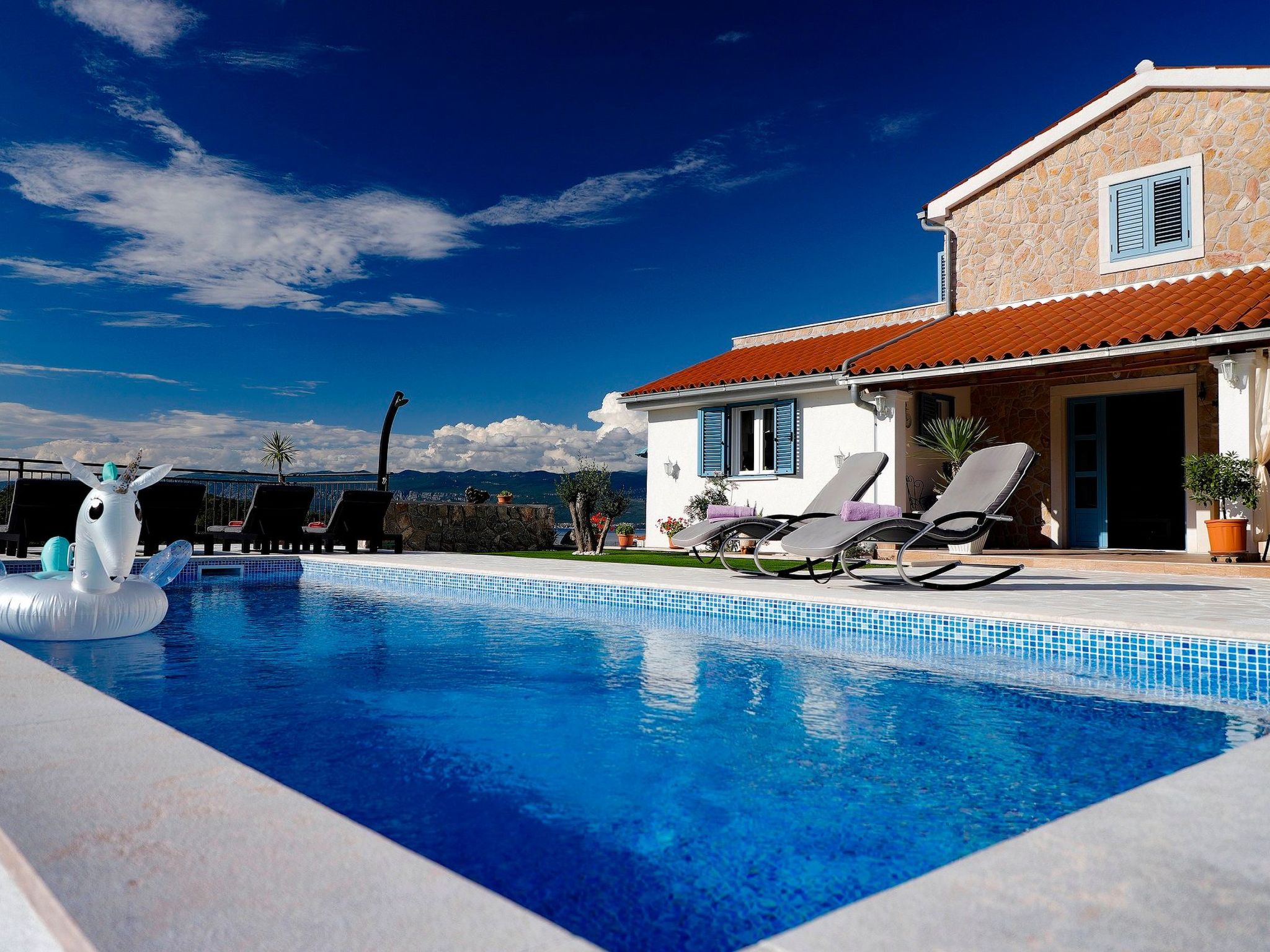 "Mela" mit Blick auf das Wasser-Image-tags.info