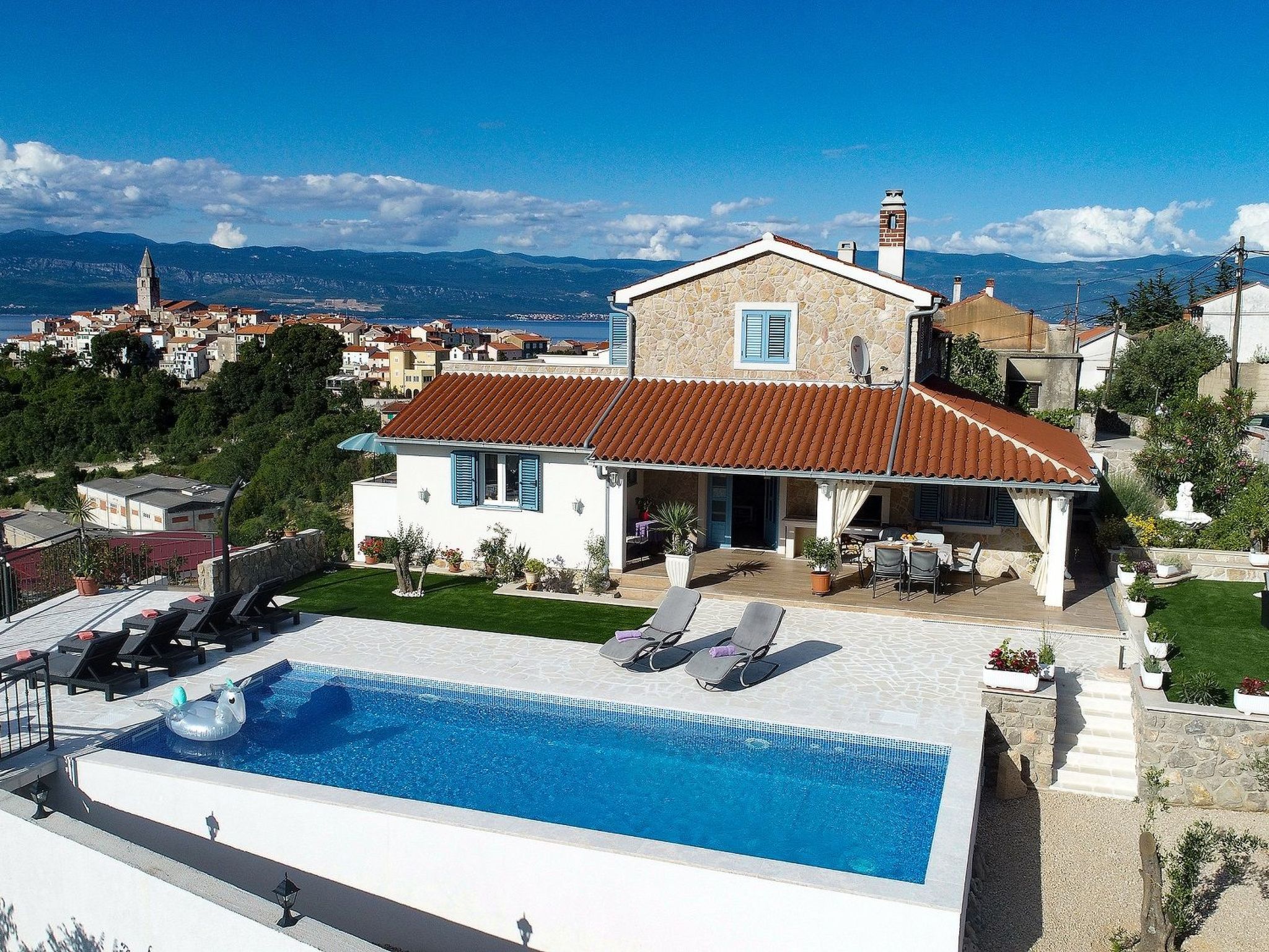 "Mela" mit Blick auf das Wasser-Image-tags.info