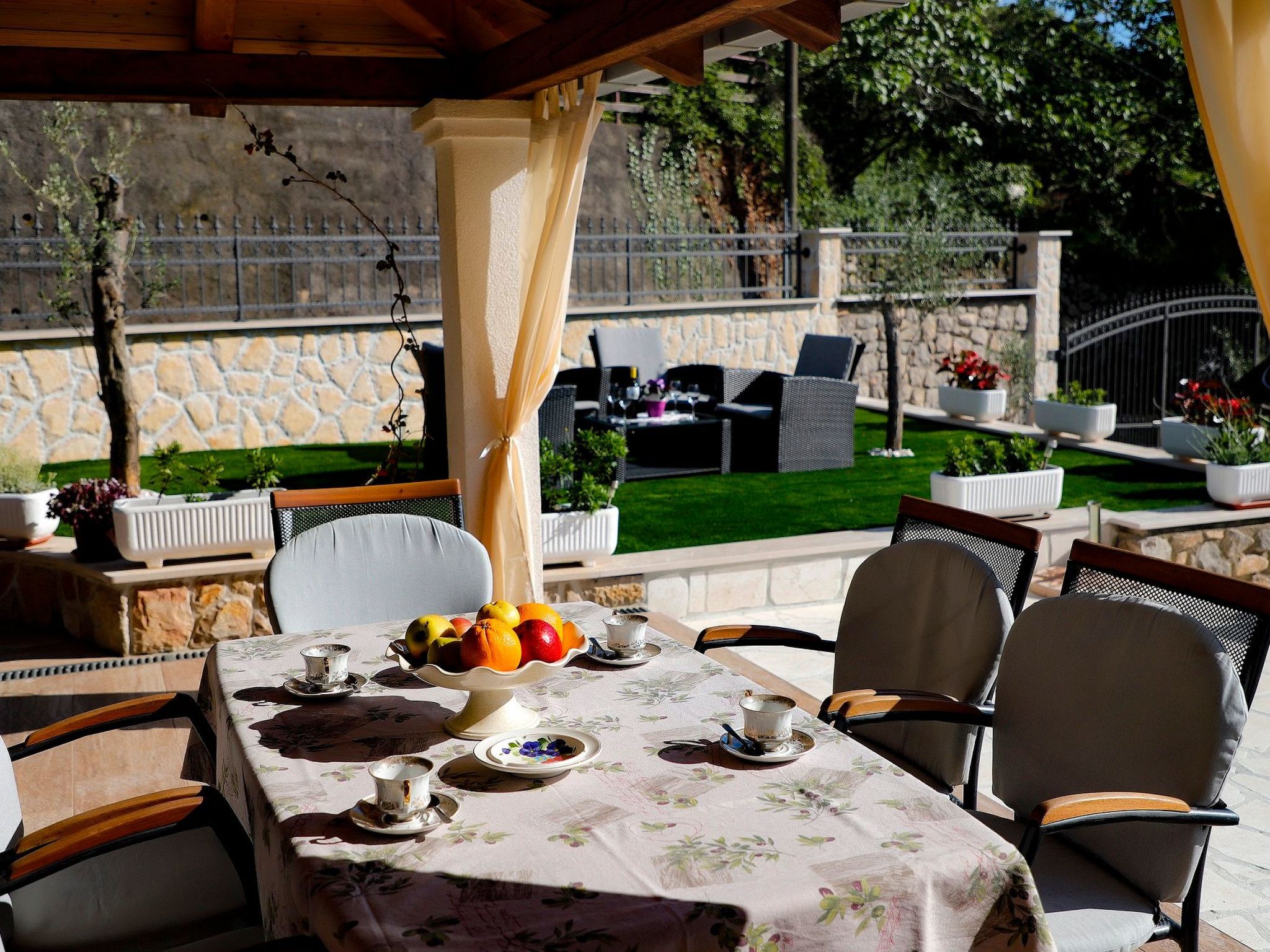 "Mela" mit Blick auf das Wasser-Image-tags.info