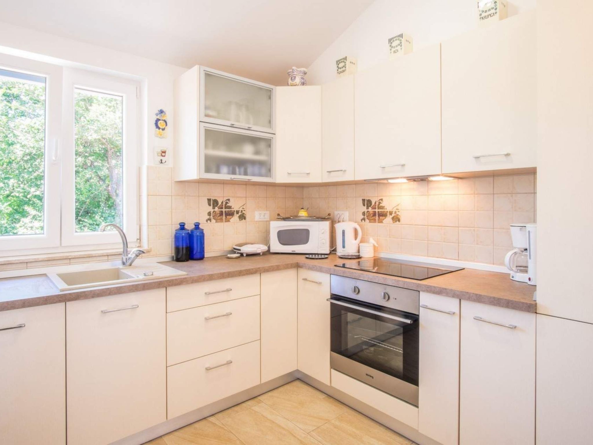 "Mela" mit Blick auf das Wasser-Image-tags.info